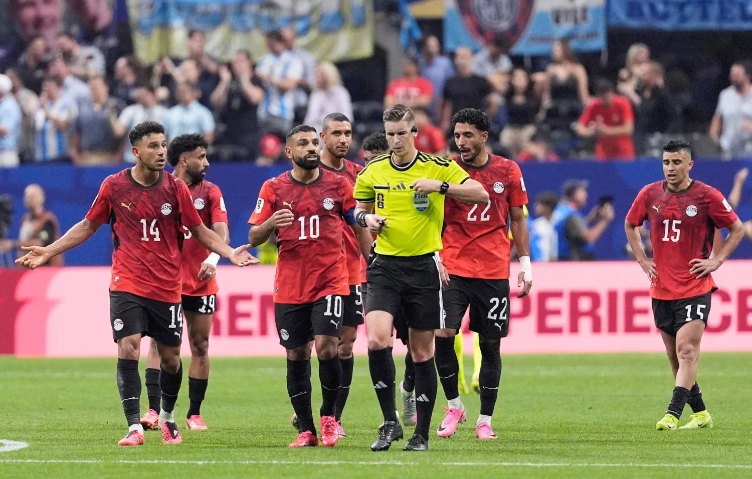 إيفرا قال: «يبدو أن الحكام كانوا يبحثون عن مبرِّر لإنقاذ الأرجنتين» (رويترز)