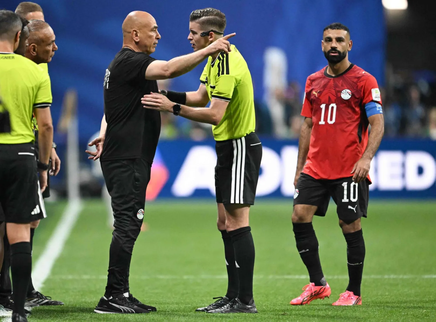  Egypt's head coach Hossam Hassan speaks with French referee Francois Letexier as Egypt's forward #10 Mohamed Salah looks on during the 2026 World Cup round of 16 football match between Argentina and Egypt at Atlanta Stadium in Atlanta on July 7, 2026. (AFP) 