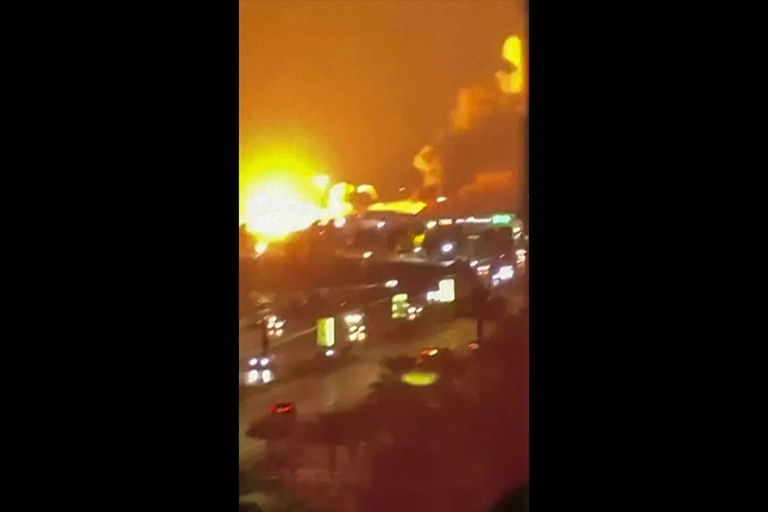 صورة من مقطع فيديو لانفجاراتٍ وقعت في مدينة بندر عباس، الميناء الرئيسي في إيران(أ.ف.ب)