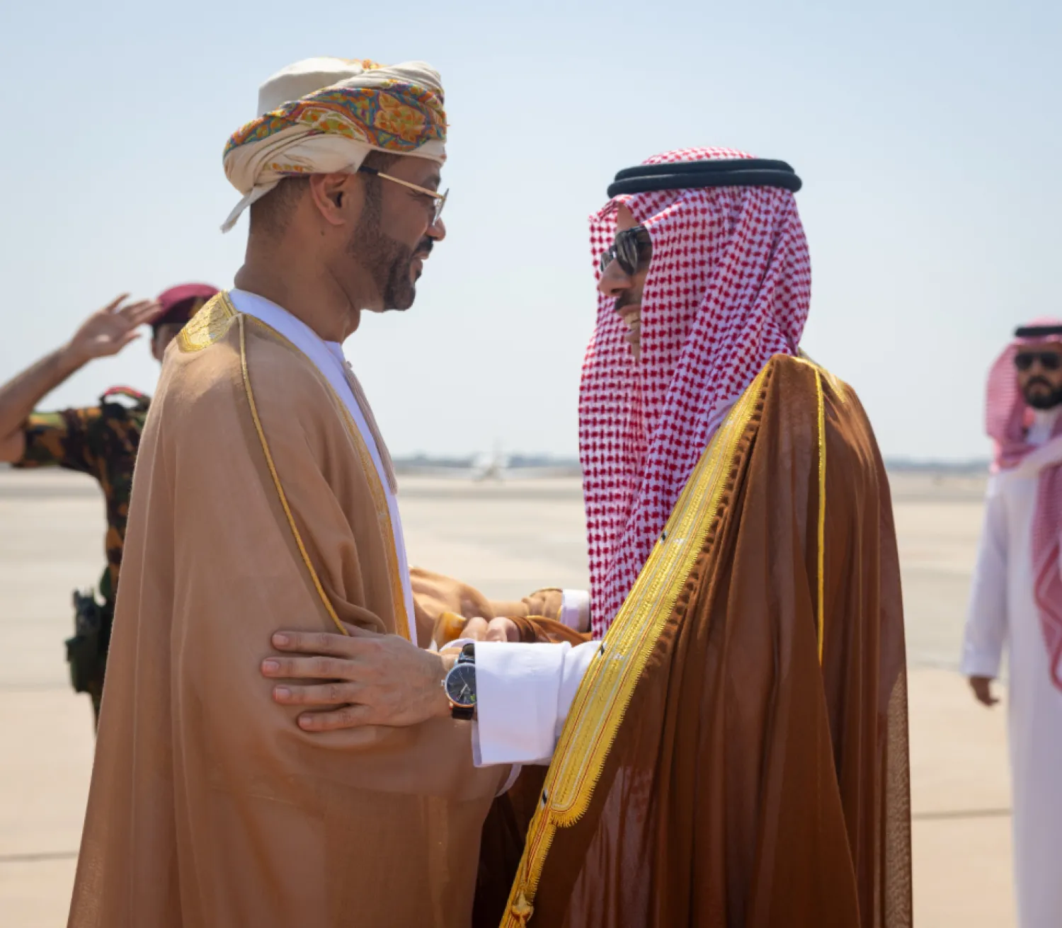 وزير الخارجية السعودي يصل إلى سلطنة عُمان حيث كان في استقباله نظيره العُماني (الخارجية السعودية)