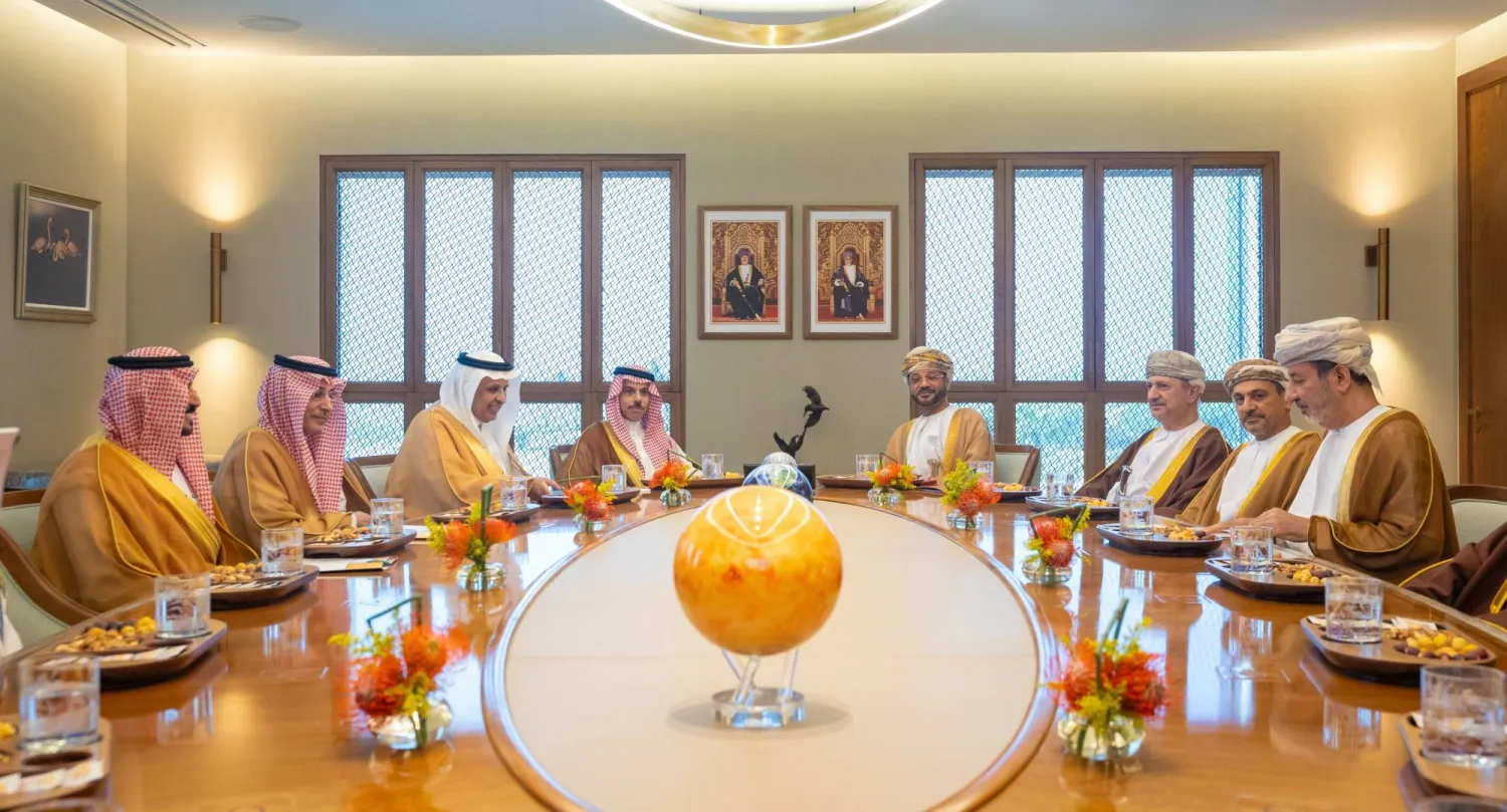 الأمير فيصل بن فرحان وزير الخارجية السعودي ونظيره العماني بدر البوسعيدي خلال الجلسة المباحثات الرسمية في مسقط (واس)