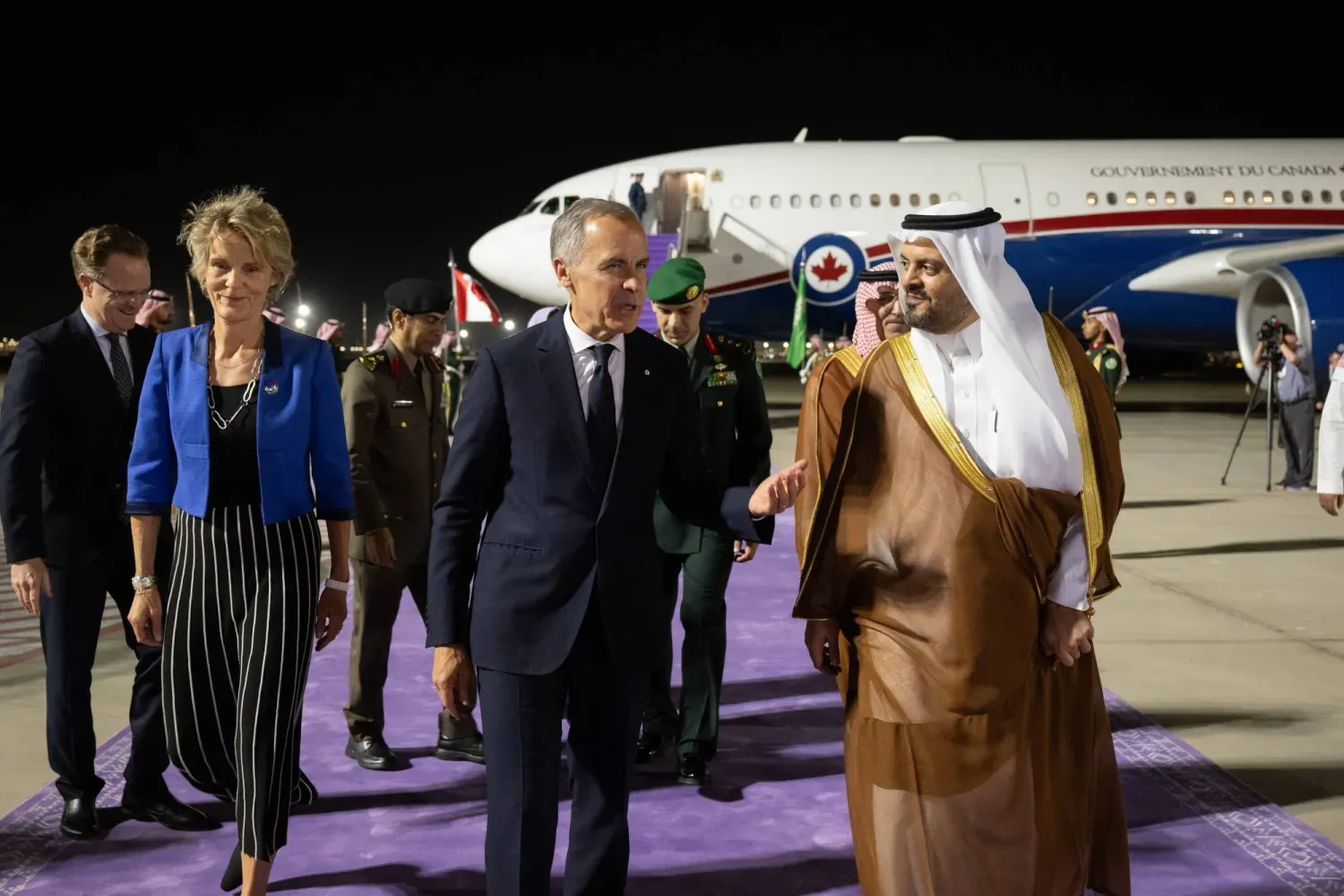 Mekke Bölgesi Vali Yardımcısı Prens Suud bin Mişal, çarşamba akşamı Cidde'ye varışında Kanada Başbakanı Mark Carney'i karşılıyor. (Mekke Bölge Emirliği)