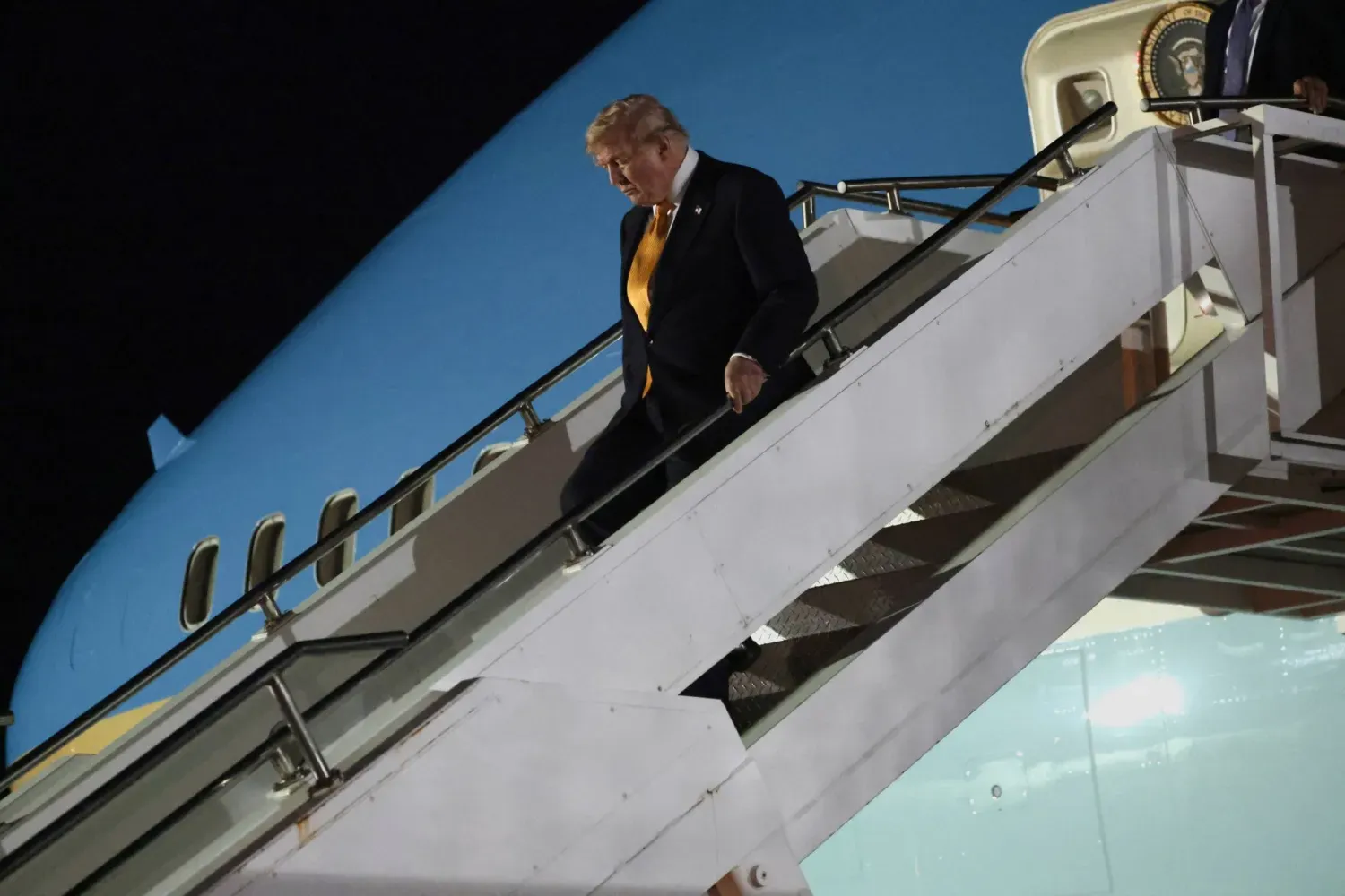 ABD Başkanı Donald Trump, Türkiye'de düzenlenen NATO Liderler Zirvesi'ne katılımının ardından Washington'a dönüş yolunda, İngiltere Kraliyet Hava Kuvvetleri'ne ait bir üste uçak değiştirirken, (Reuters)