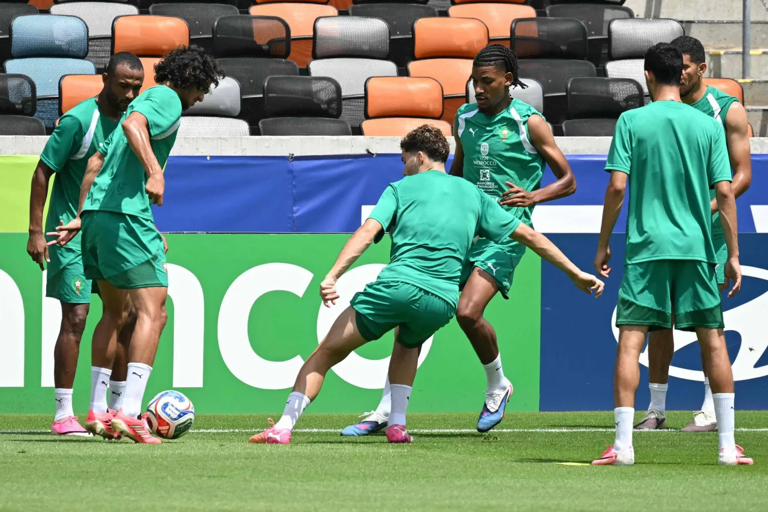 لاعبو المغرب خلال التحضيرات للمواجهة المفصلية أمام فرنسا (ا ف ب)