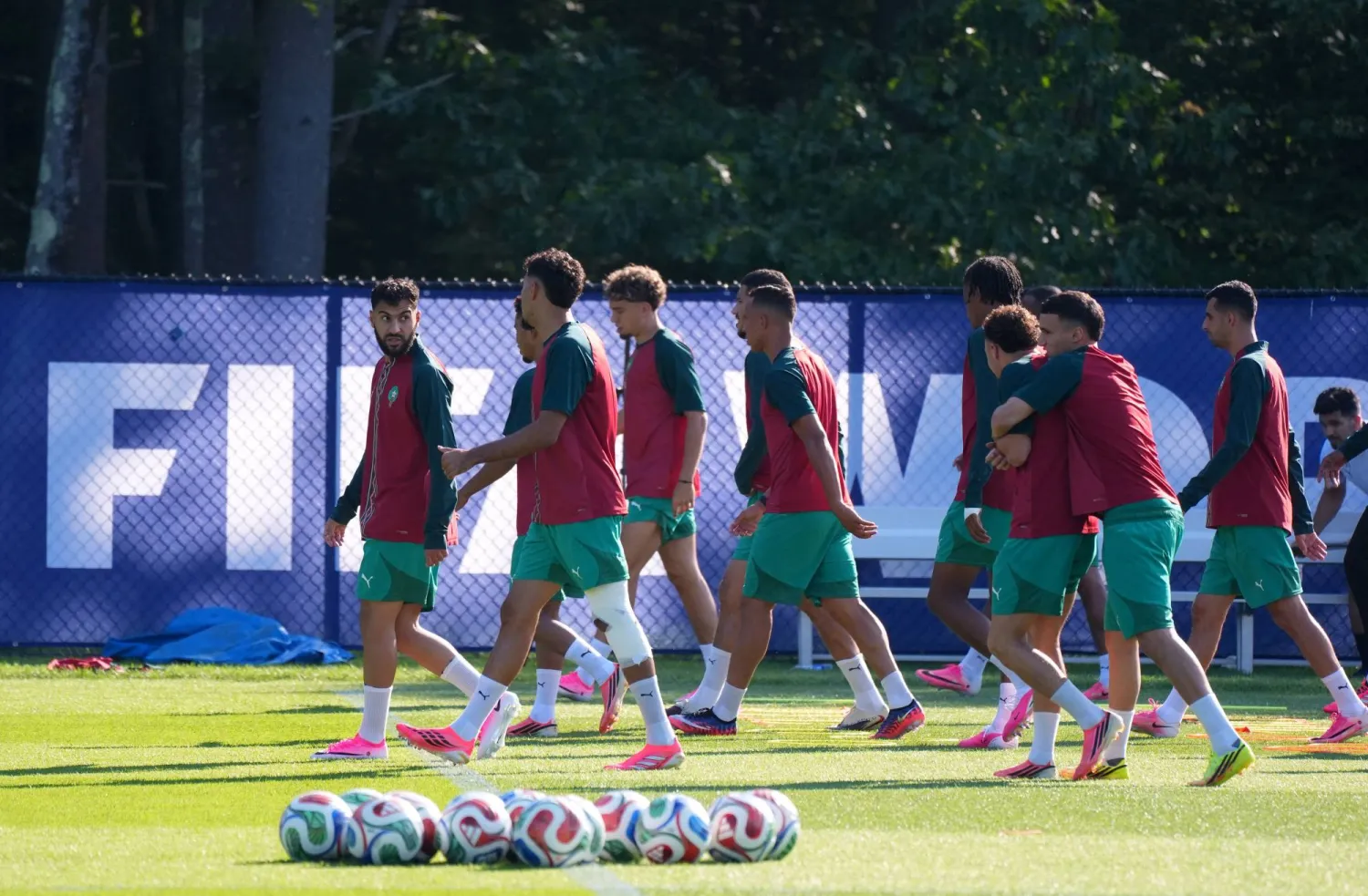 لاعبو المغرب خلال تدريباتهم الأخيرة (رويترز)