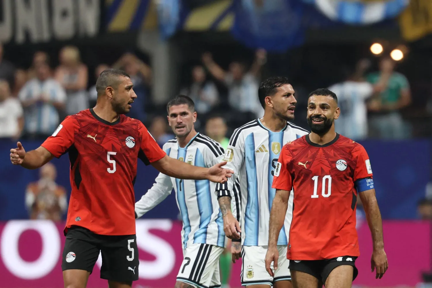 صلاح ورامي ربيعة خلال مباراة مصر في كأس العالم أمام الأرجنتين (أ.ف.ب)