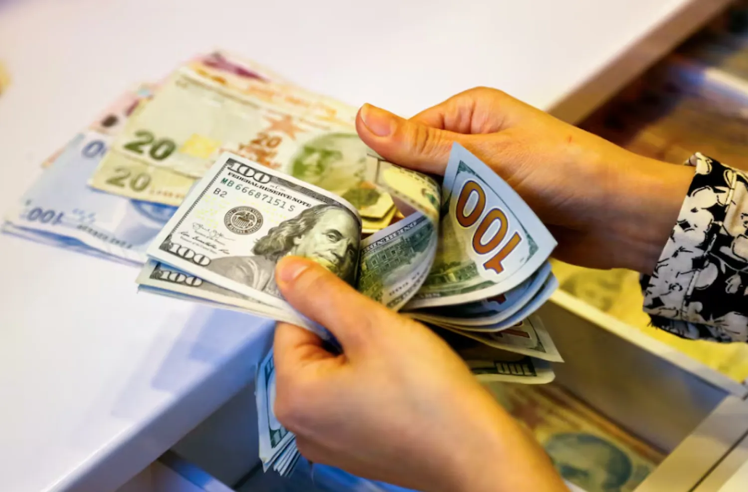 الكثير من الأميركيين يواجهون ضغوطاً متزايدة لتأمين احتياجاتهم المعيشية الأساسية (رويترز)