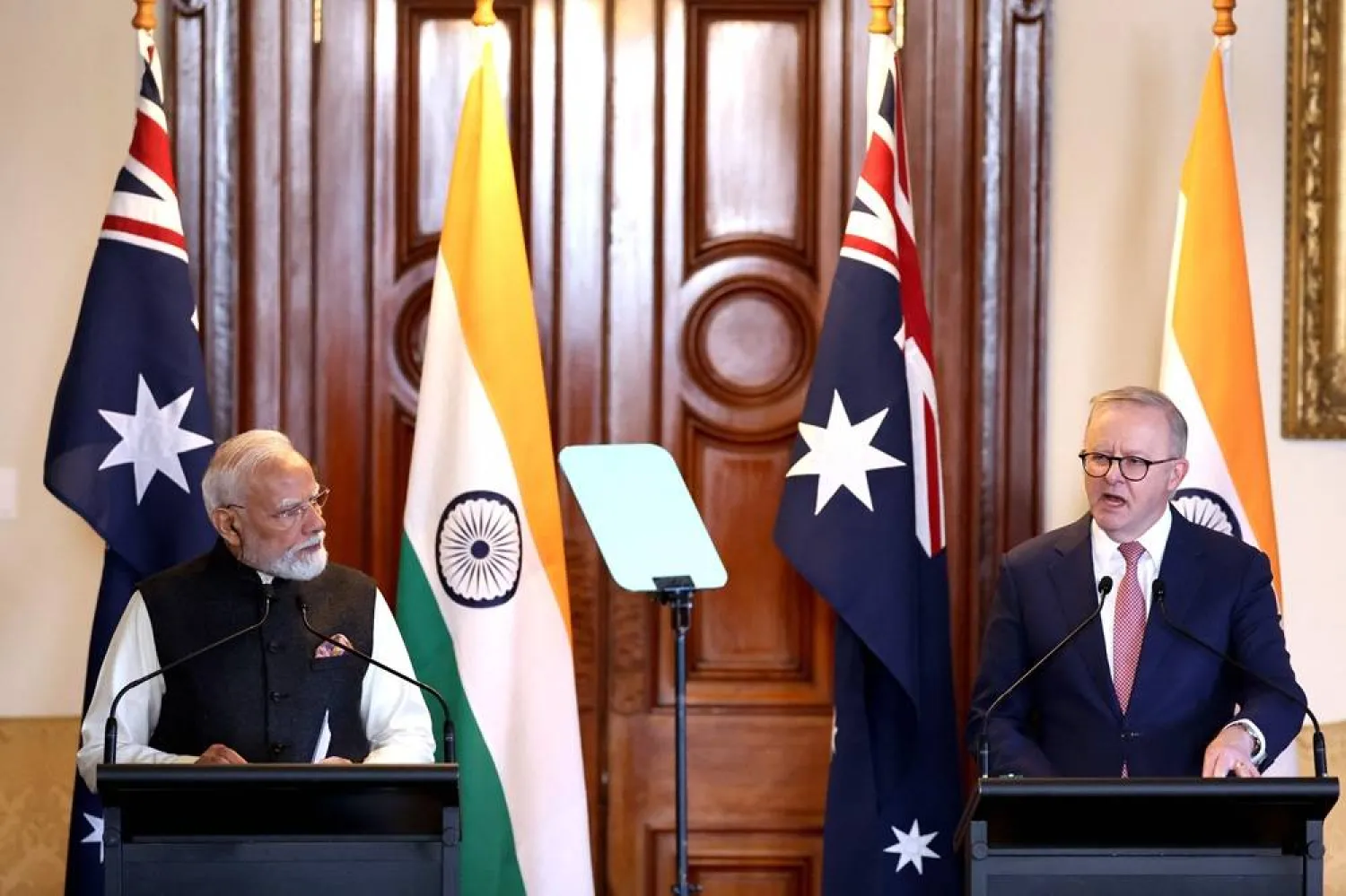  Australia's Prime Minister Anthony Albanese (R) talks as he stands with Indian Prime Minister Narendra Modi (L) during a press conference at Government House Victoria in Melbourne on July 9, 2026. (AFP) 