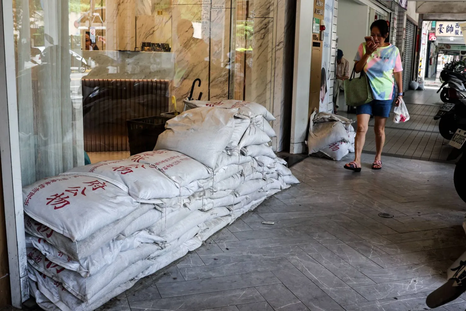  Sandbags are stacked outside a building ahead of the arrival of Typhoon Bavi, in Taipei on July 9, 2026 (AFP) 