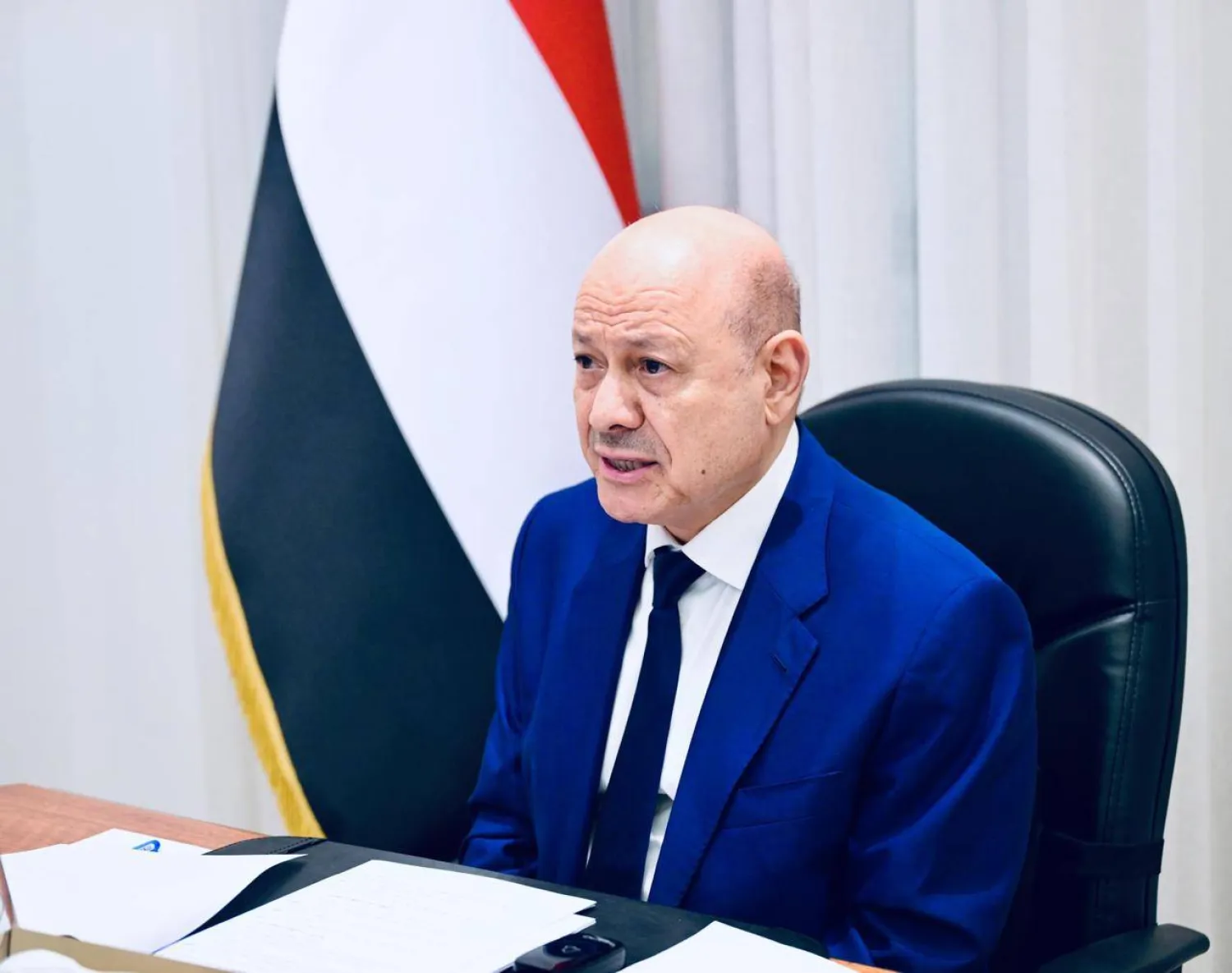 الدكتور رشاد العليمي رئيس مجلس القيادة الرئاسي اليمني خلال الاجتماع (سبأ)