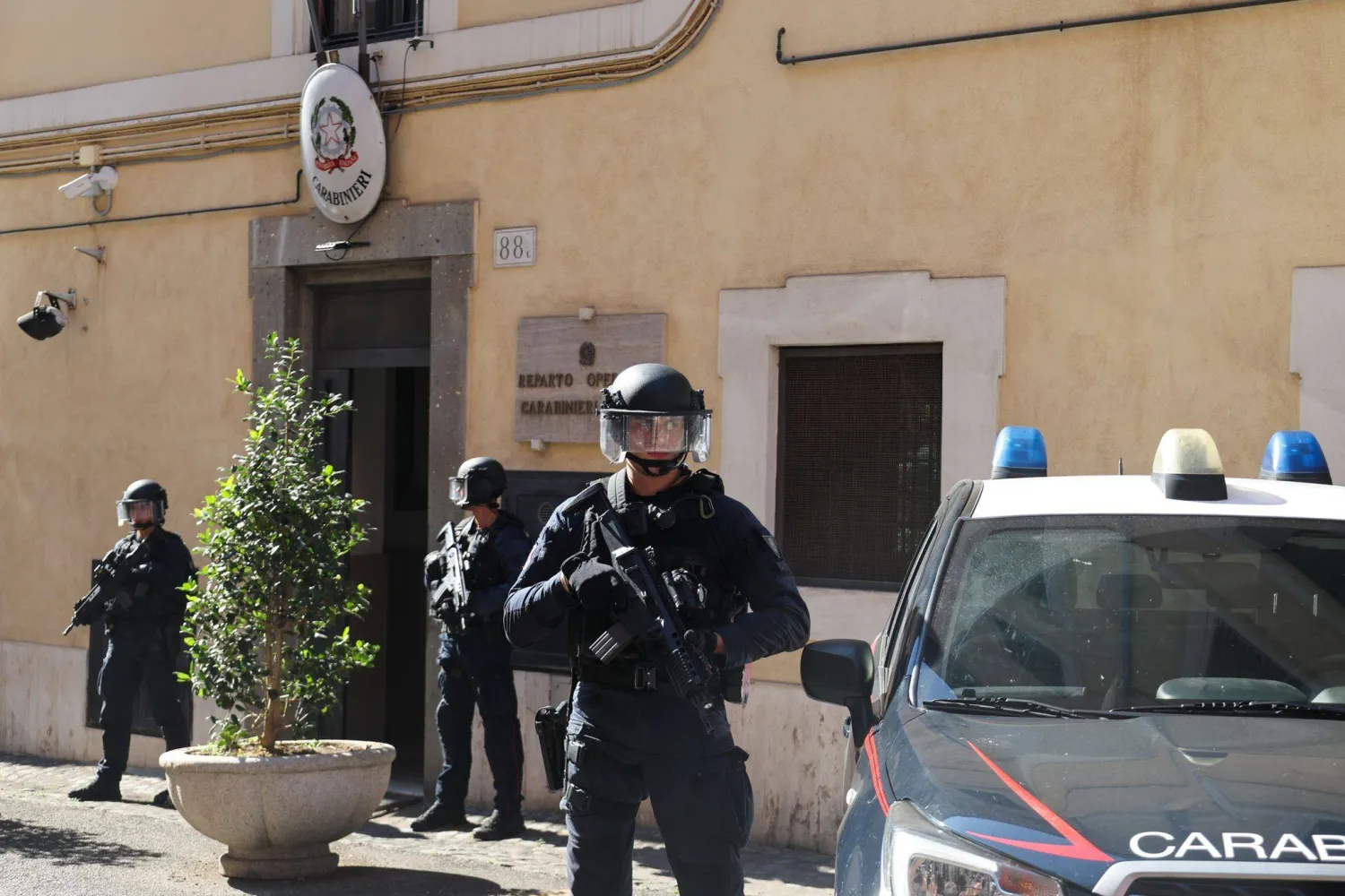 30 June 2026, Italy, Rome: Carabinieri vehicles transport suspects from the operations unit on Via Selci to prison in Rome. Photo: Francesco Benvenuti/LaPresse via ZUMA Press/dpa