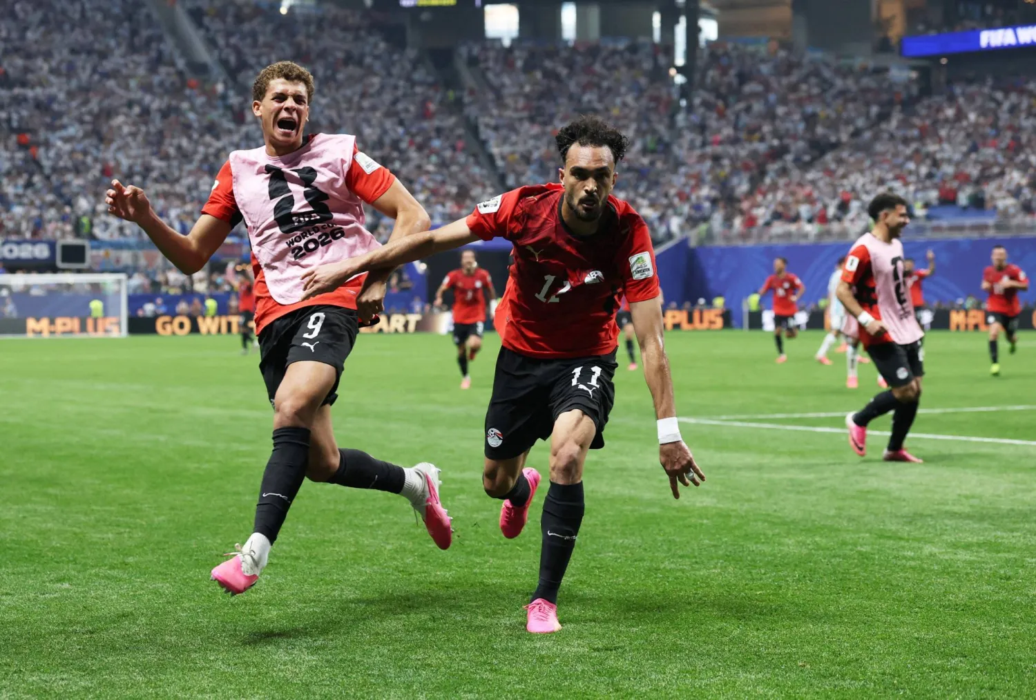 مصطفى زيكو لاعب مصر يحتفل بهدفه الثاني في الأرجنتين (رويترز)