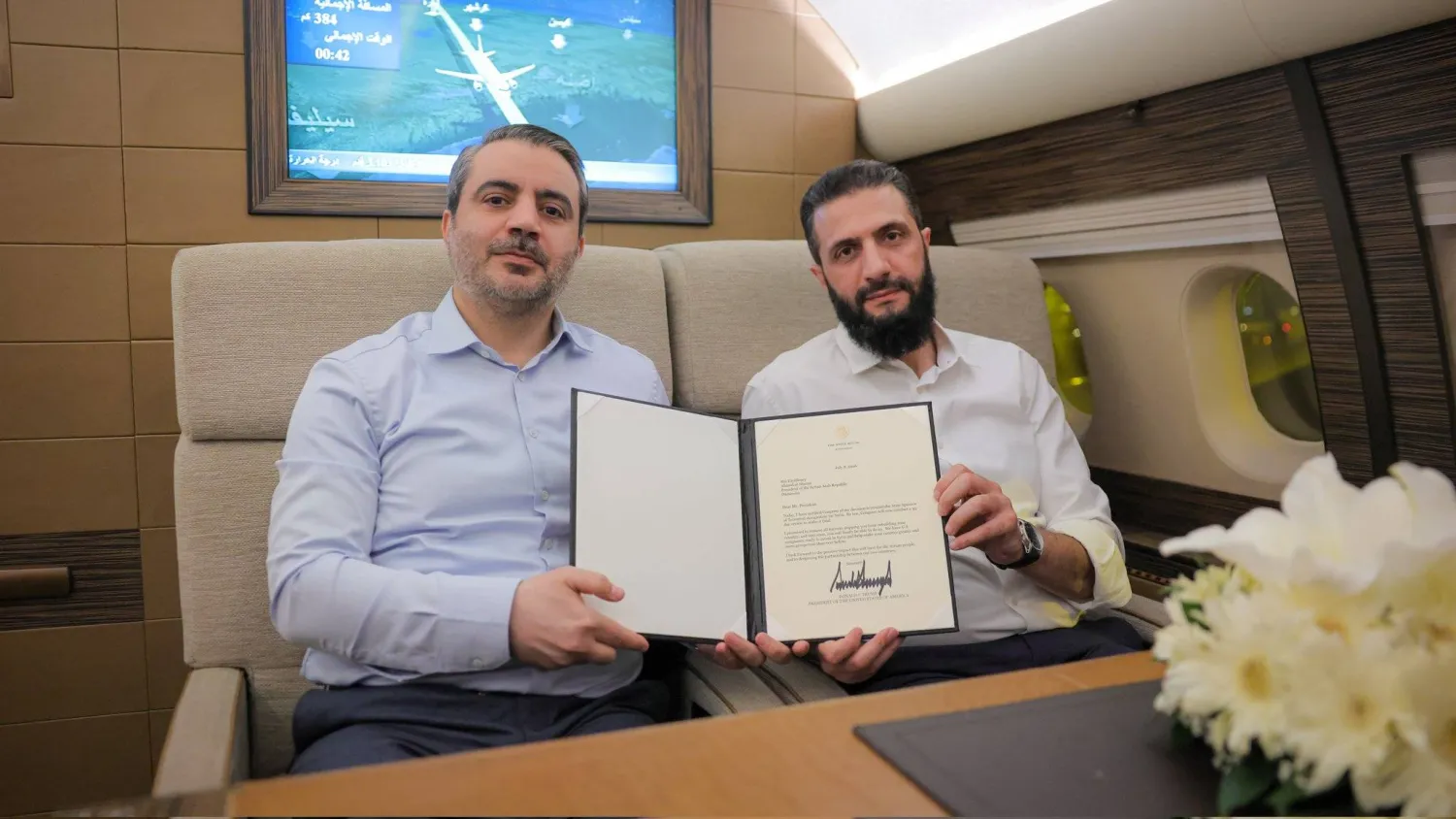 الرئيس السوري احمد الشرع ووزير الخارجية اسعد الشيباني في طائرتهما العائدة من أنقرة الى دمشق بعد لقاء الرئيس الاميركي الذي أعلن رفع اسم سوريا كدولة راعية للإراهاب (حساب إكس)