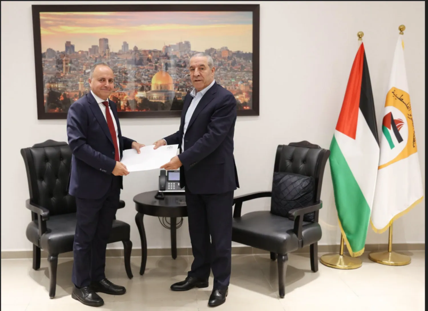 سفير مصر في رام الله خلال لقاء نائب الرئيس الفلسطيني (صفحة وزارة الخارجية على «فيسبوك»)