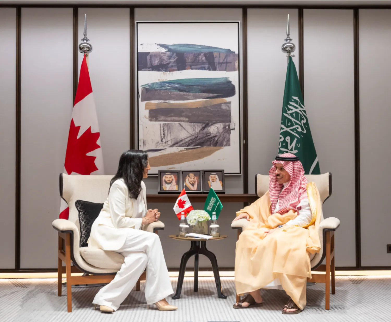 بحث الأمير فيصل بن فرحان وزير الخارجية السعودي ووزيرة خارجية كندا أنيتا أناند تطورات الأوضاع في المنطقة (الخارجية السعودية)
