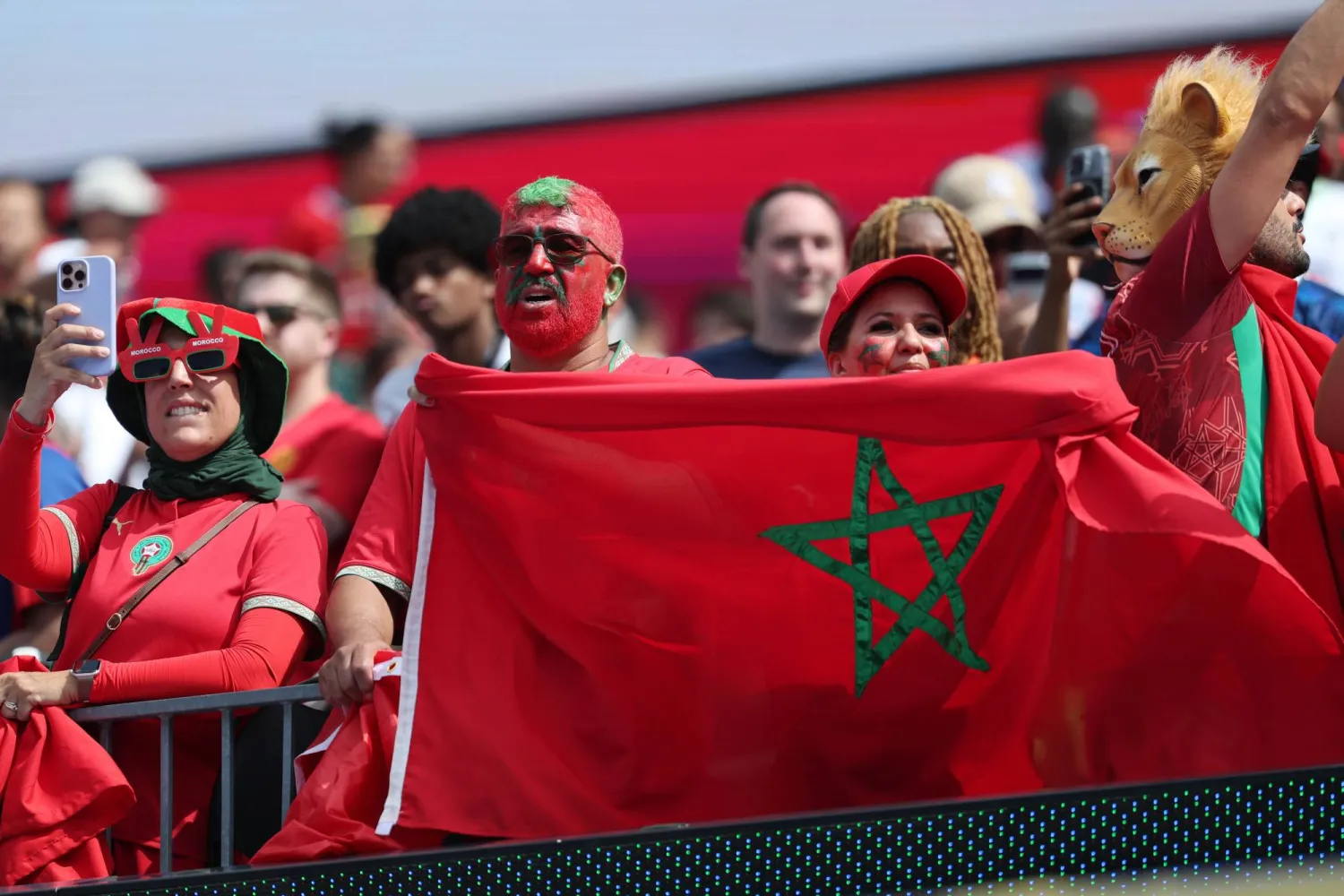 مشجعو المغرب يهتفون قبل مواجهة فرنسا (إ.ب.أ)
