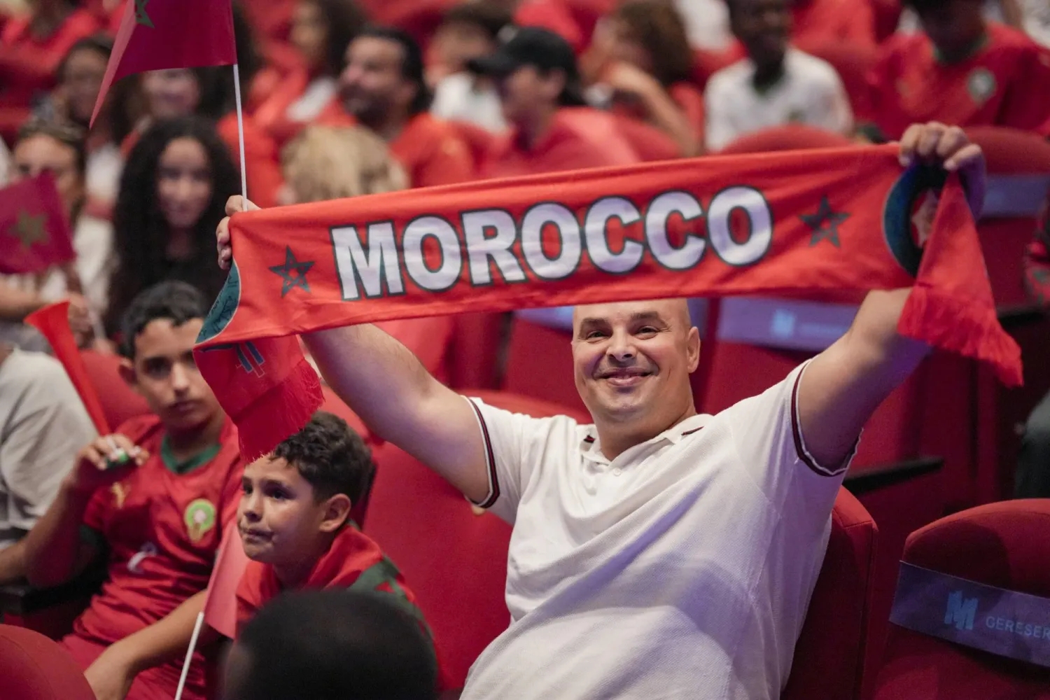 مشجعو المغرب يتابعون مواجهة فرنسا من مسرح ميرفارت في أمستردام (إ.ب.أ)
