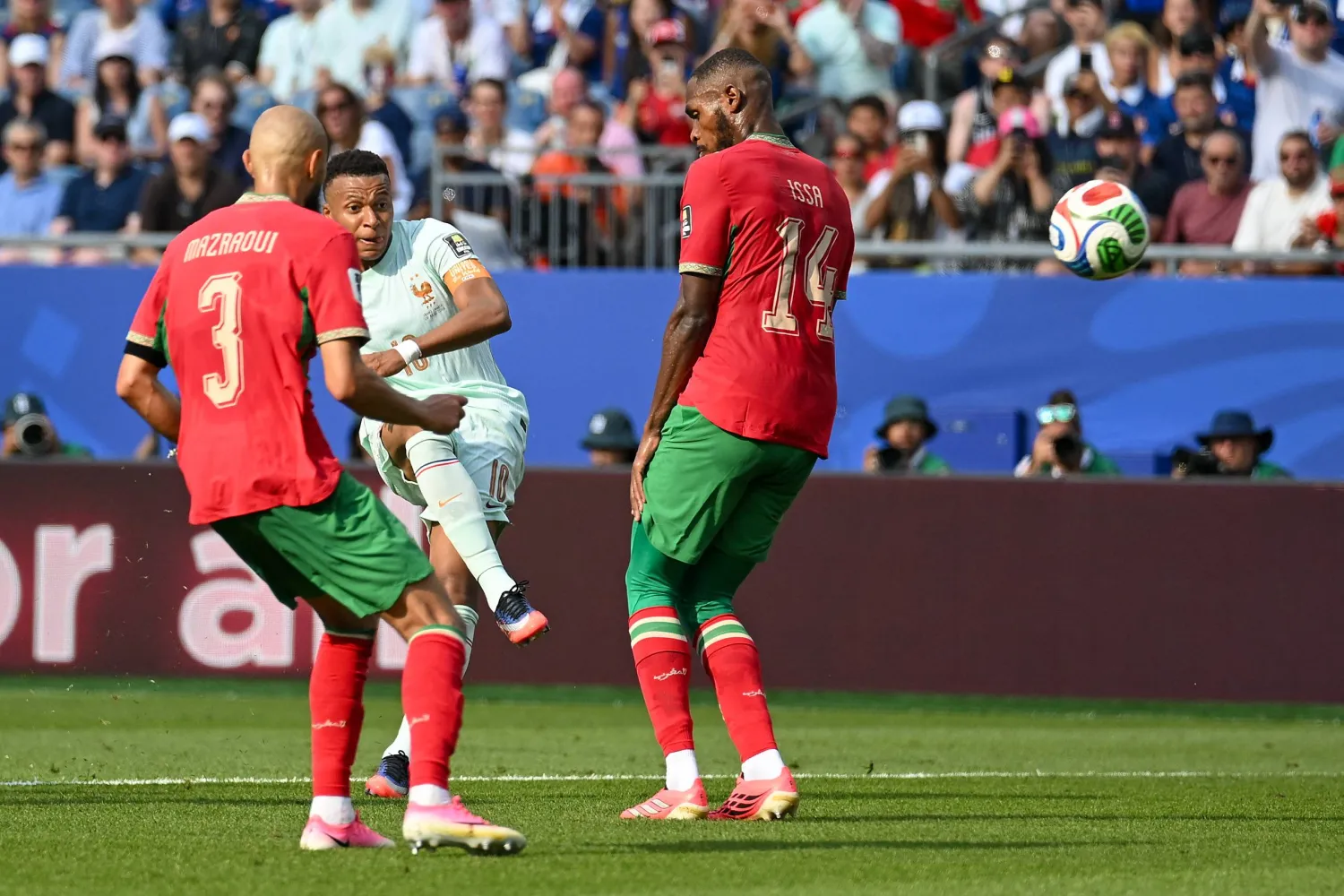 كيليان مبابي يسجل الهدف الأول لفرنسا في شباك المغرب (أ.ف.ب)
