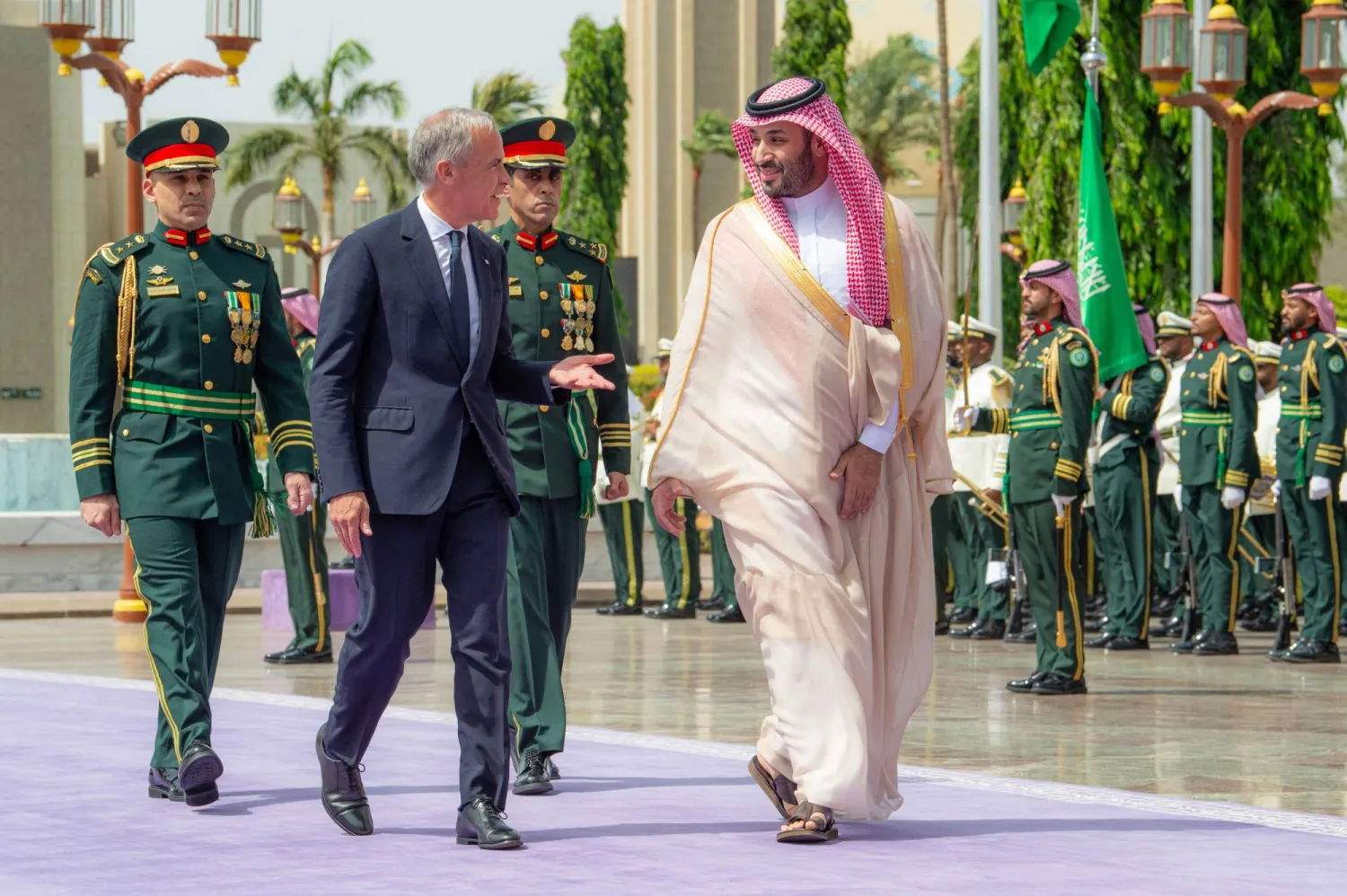 ولي العهد السعودي لدى استقباله رئيس الوزراء الكندي في جدة أمس (واس)