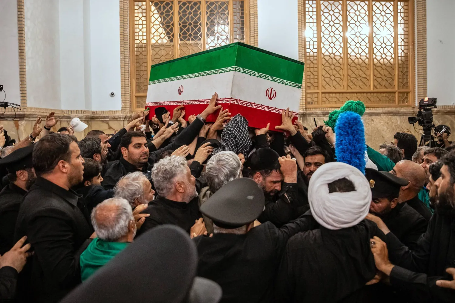 دفن جثمان خامنئي دون ظهور ابنه... وناقلات تعبر «هرمز» رغم تجدد التوتر (تغطية حية)