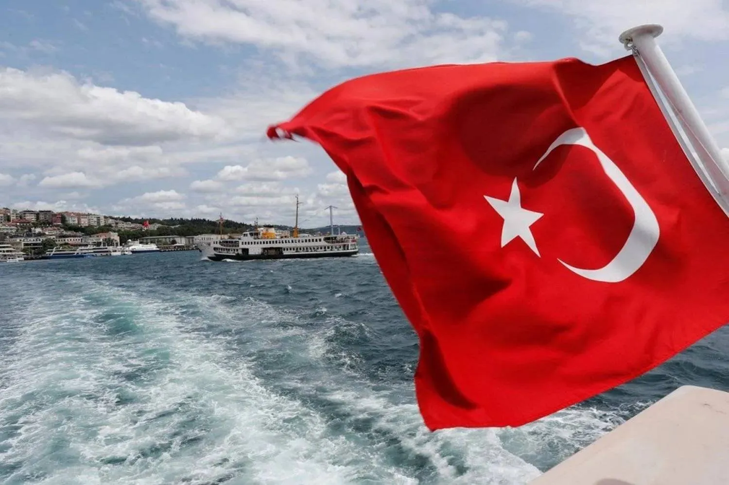 A Turkish flag is pictured on a boat in Istanbul, Türkiye, June 25, 2018. (Reuters)
