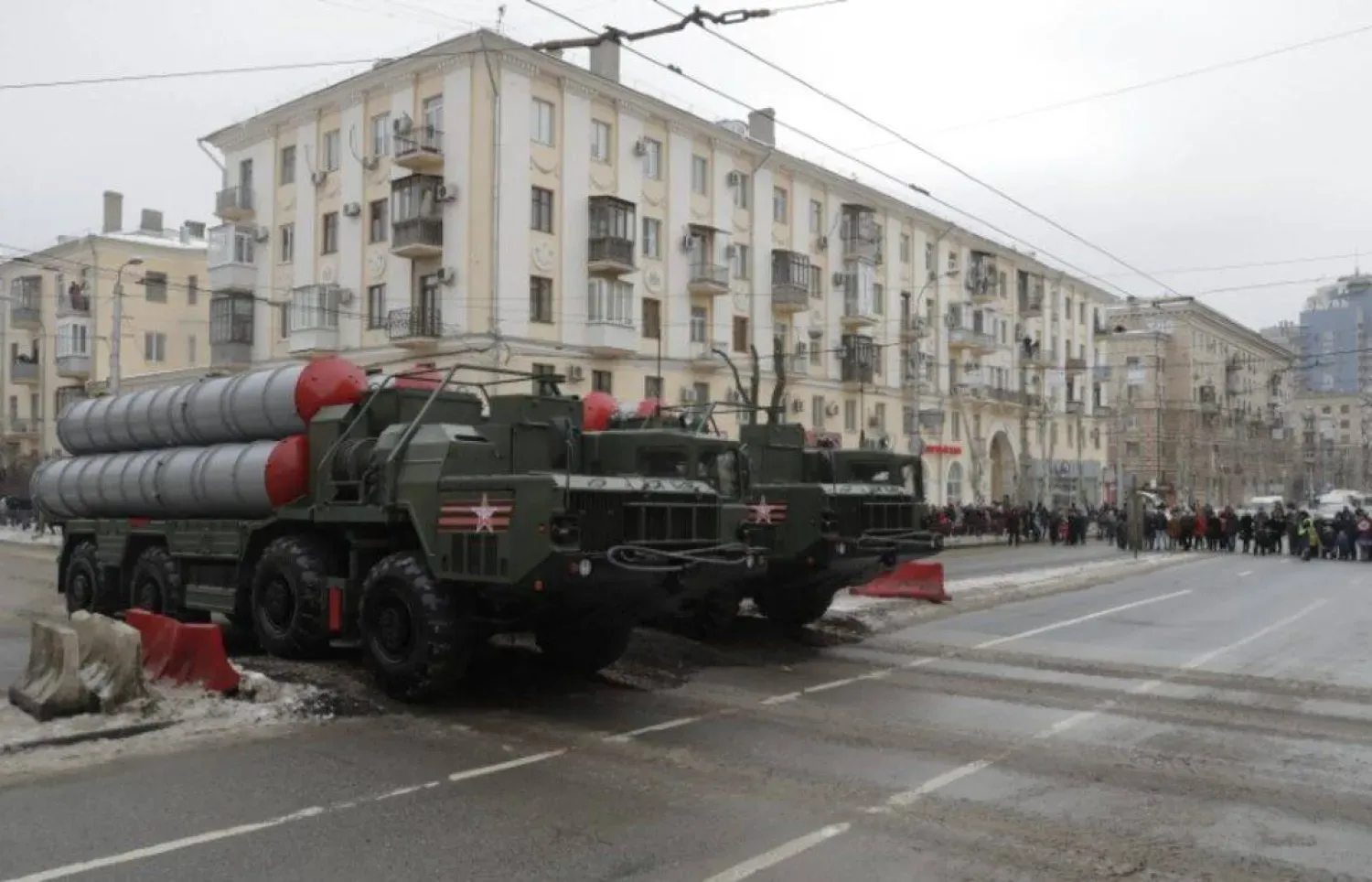 Rusya'nın Volgograd kentinde düzenlenen askerî geçit töreninde Rusya'nın S-400 füze hava savunma sistemlerinin gösterimi, 2 Şubat 2018 (Reuters)