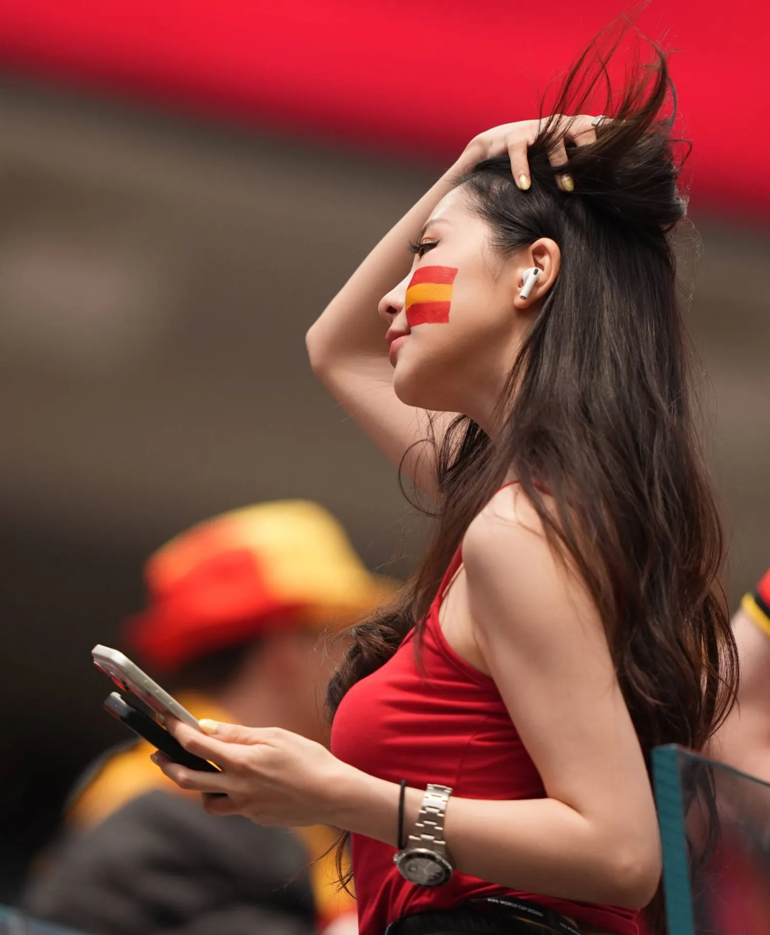 مشجعة للمنتخب الإسباني قبل انطلاق مواجهة بلجيكا (إ.ب.أ)
