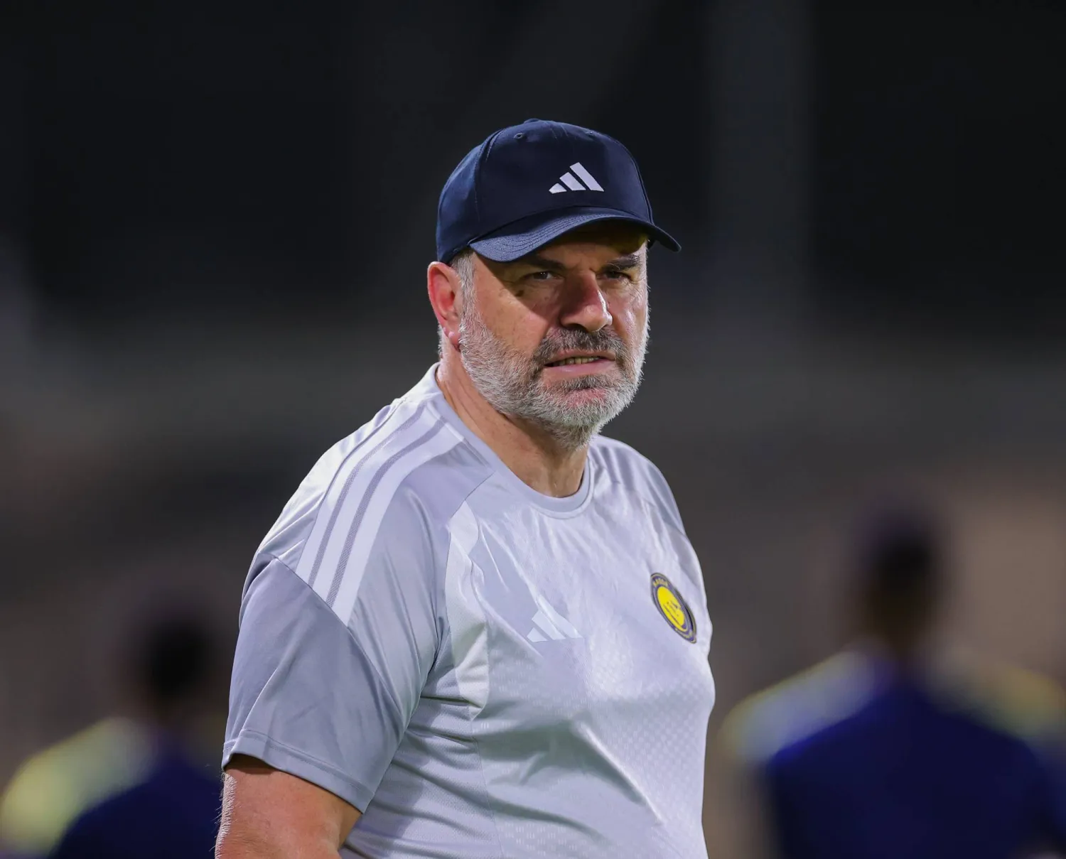 بوستيكوغلو خلال إشرافه على تدريبات النصر (موقع النادي)