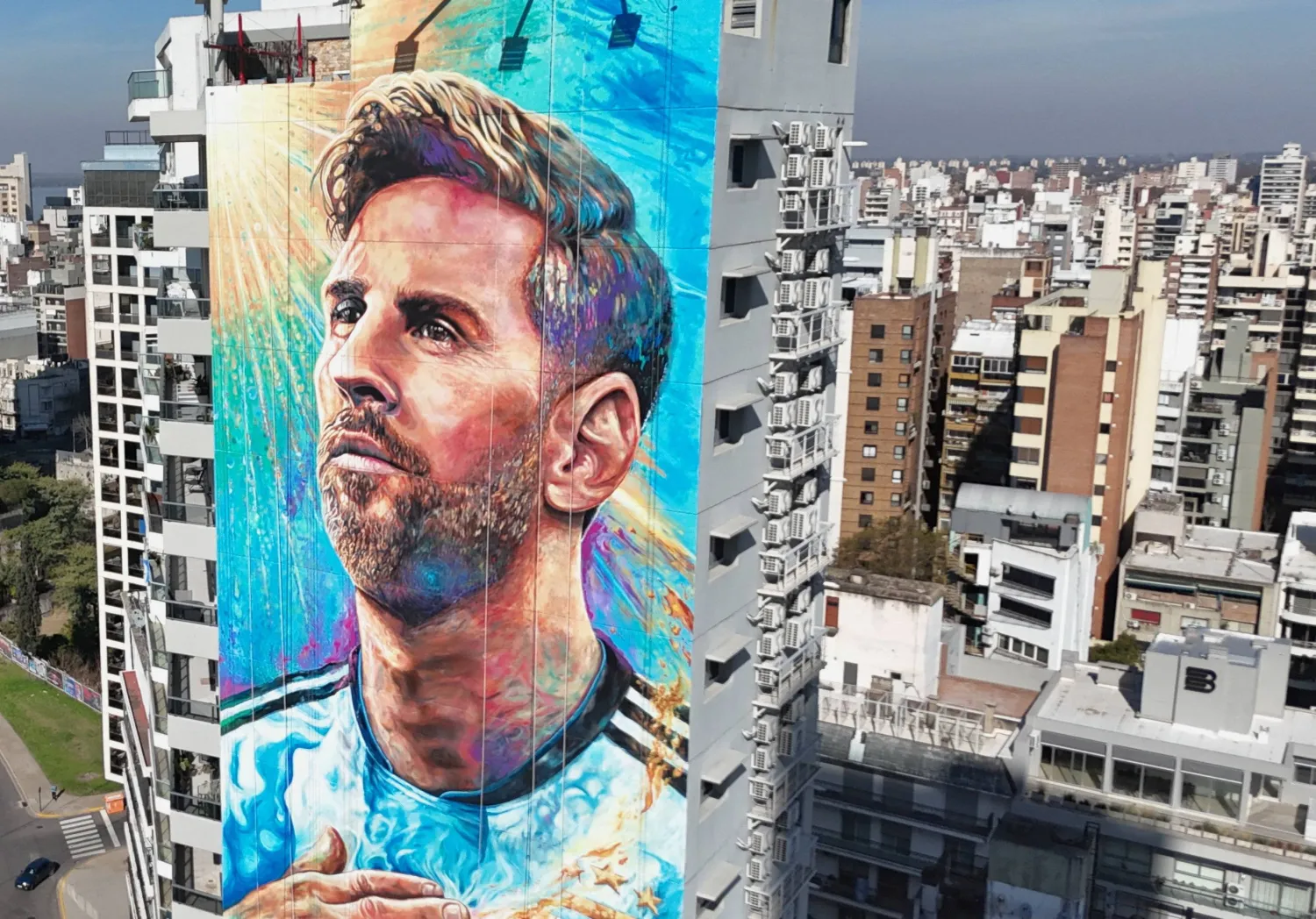 لقطة جوية تُظهر جدارية لقائد المنتخب الأرجنتيني لكرة القدم ليونيل ميسي في مسقط رأسه بمدينة روساريو (رويترز)
