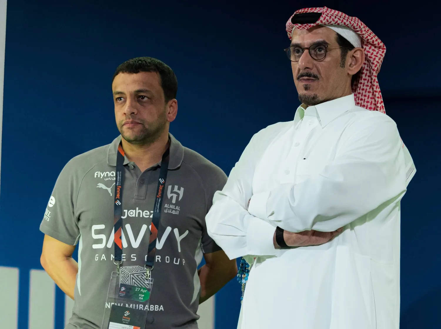 الشلهوب مدرب فريق تحت 21 عاماً مع رئيس النادي الأمير نواف بن سعد (موقع النادي)