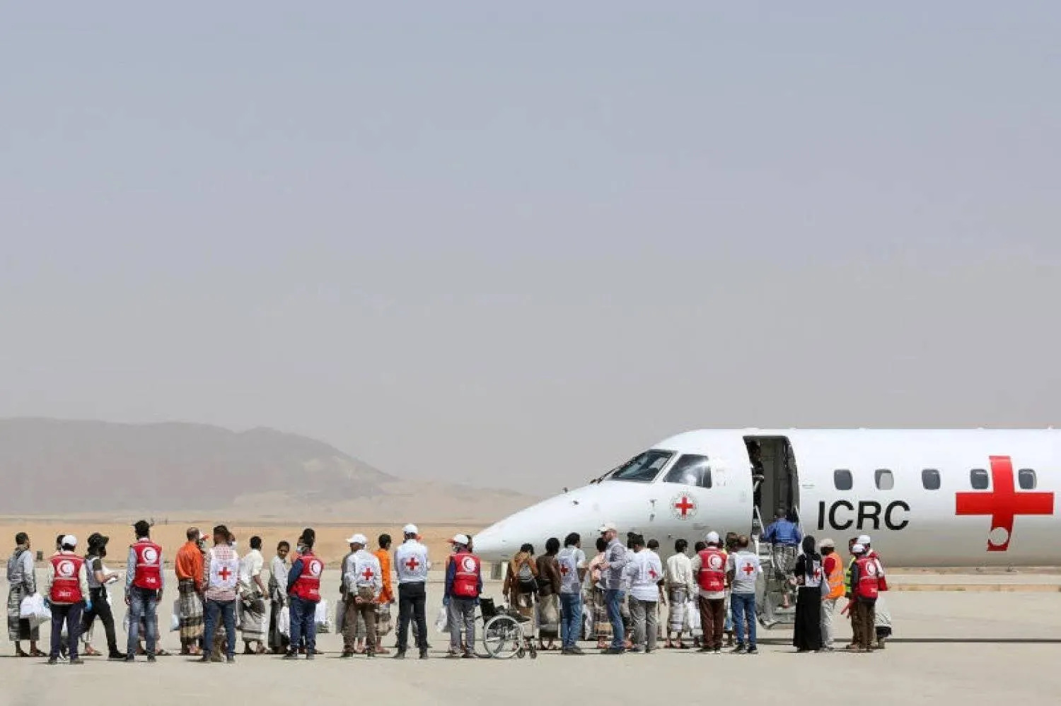 أسرى يمنيون أفرج عنهم على متن طائرة للجنة الدولية للصليب الأحمر في مطار مأرب (رويترز)