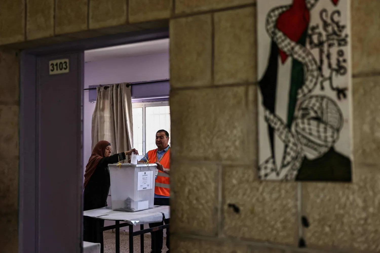 فلسطينية تدلي بصوتها في الانتخابات المحلية ببلدة بيرزيت الفلسطينية شمال رام الله بالضفة الغربية 25 أبريل 2026 (أ.ف.ب)