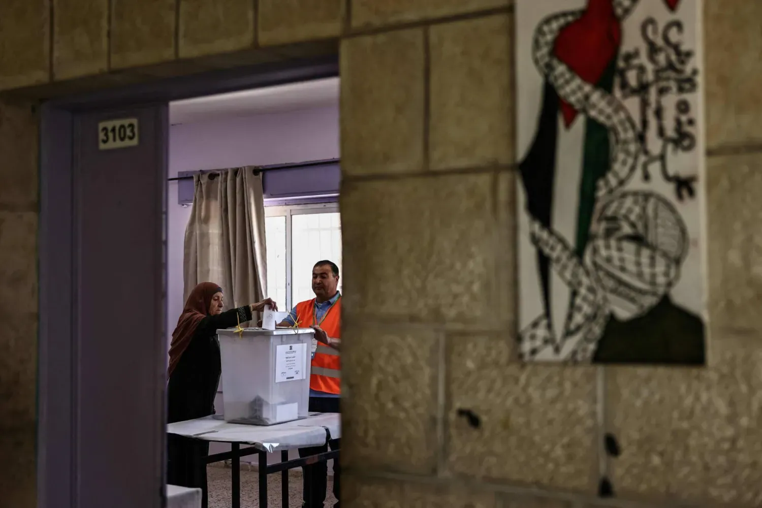 Batı Şeria’daki Ramallah kentinin kuzeyinde bulunan Filistin kasabası Birzeit’te yerel seçimler için oy kullanan Filistinli bir kadın, 25 Nisan 2026 (AFP)