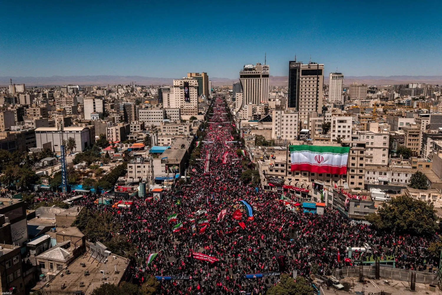مشيعون يحتشدون في مدينة مشهد حيث دفن المرشد الإيراني السابق علي خامنئي الخميس (رويترز)