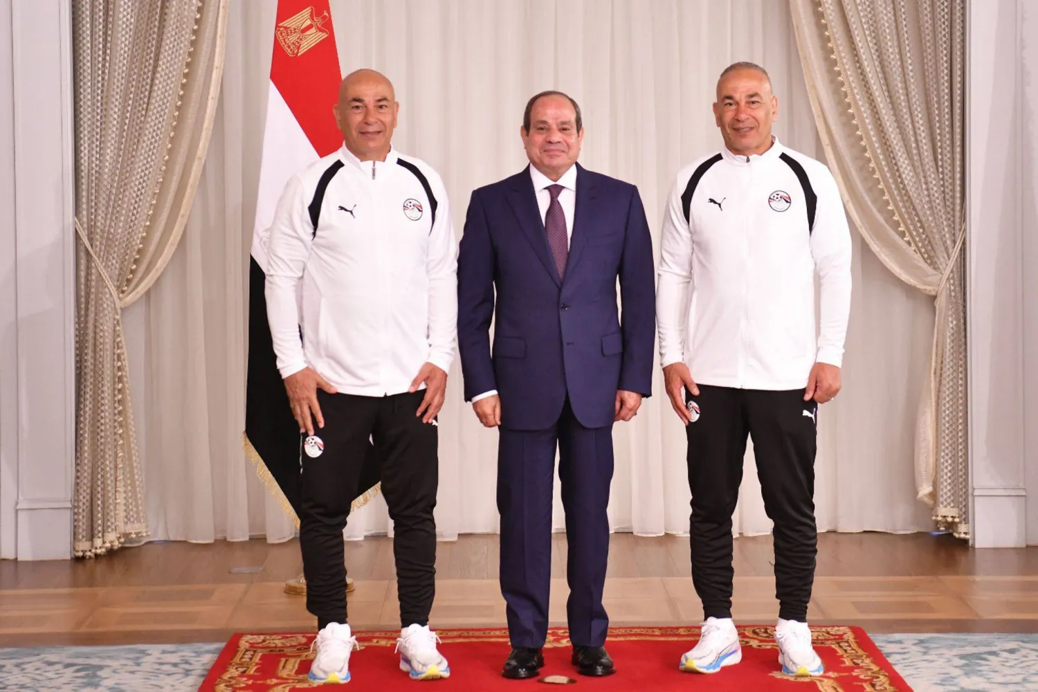 عبد الفتاح السيسي خلال استقباله حسام وإبراهيم حسن ضمن بعثة المنتخب المصري (د.ب.أ)