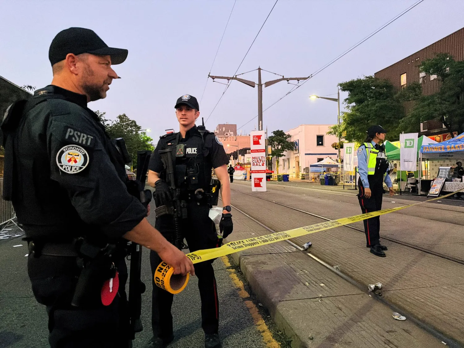 ضباط شرطة يطوقون موقع الحادث بعد إطلاق النار  (رويترز)