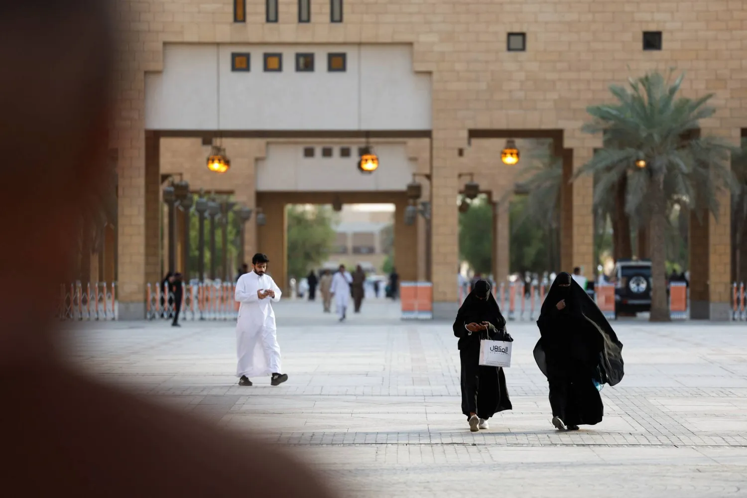 امرأتان تسيران أمام الجامع الكبير الإمام تركي بن ​​عبد الله في الرياض (أ.ف.ب)