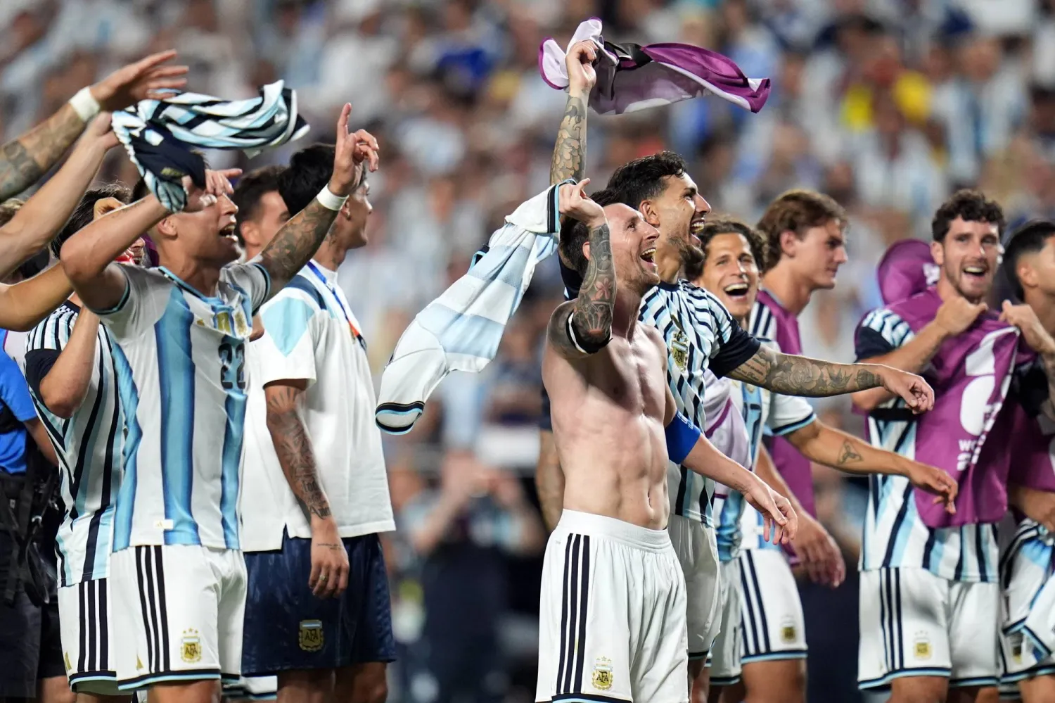 ليونيل ميسي وزملاؤه يحتفلون بعد مباراة الفوز في ربع نهائي كأس العالم لكرة القدم بين الأرجنتين وسويسرا (أ.ب)