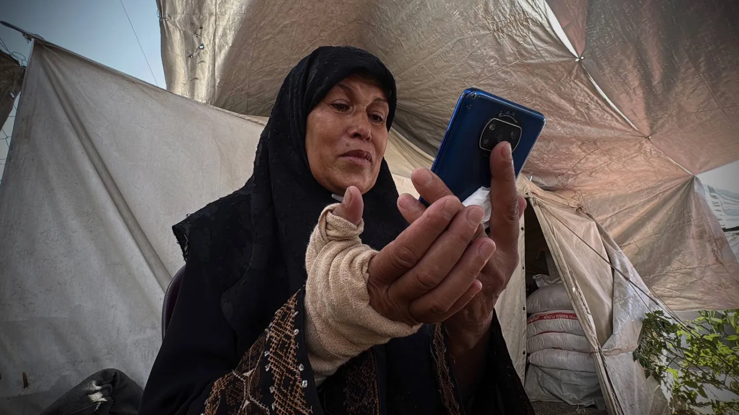 الفلسطينية المقيمة في غزة دولت الغول والدة الشاب المفقود أمين (الشرق الأوسط)
