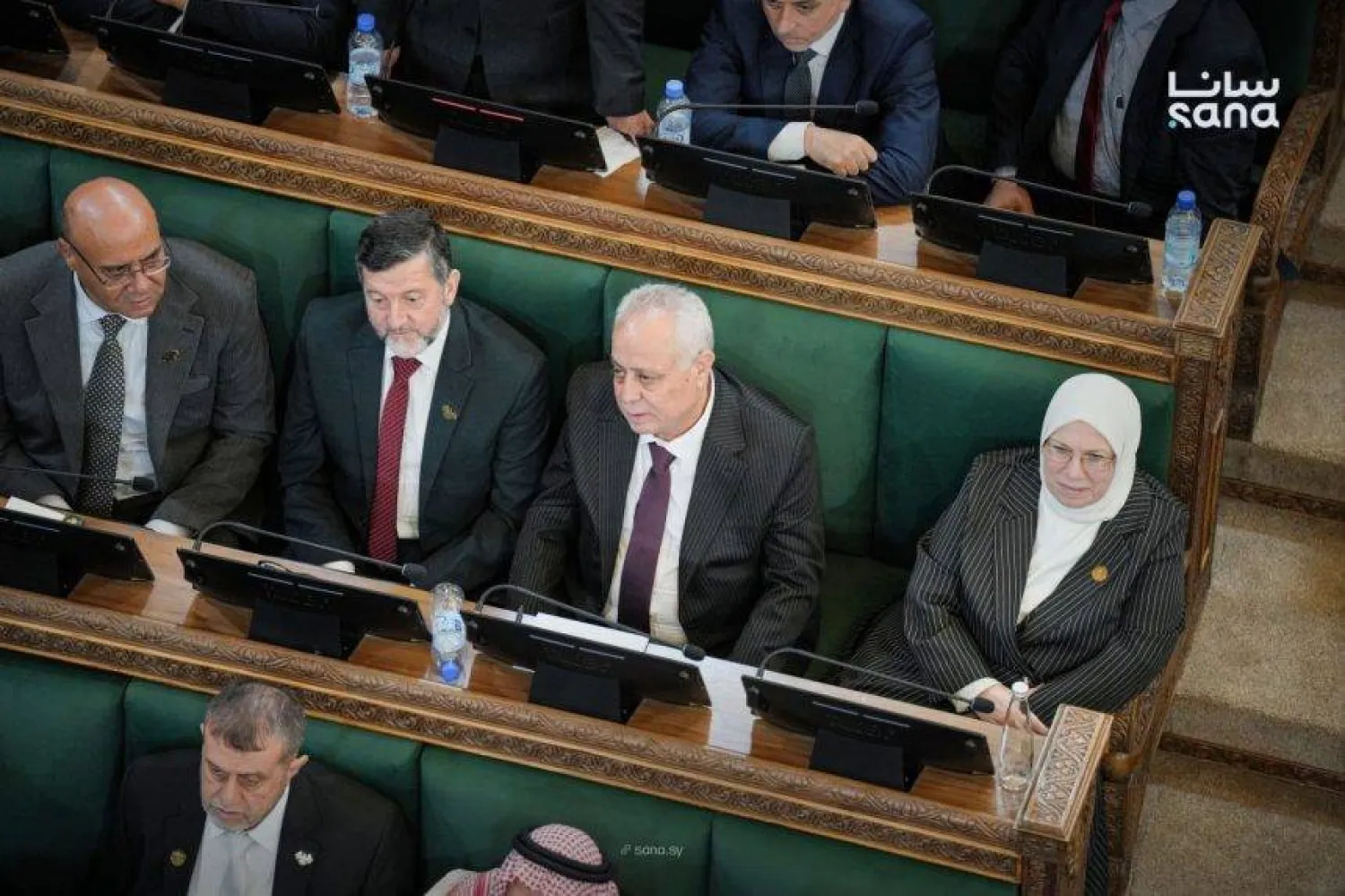 د. عبد الحميد العواك رئيس مجلس الشعب السوري بين زملائه النواب قبل إعلان انتخابه رئيساً لمجلس الشعب السوري (سانا)