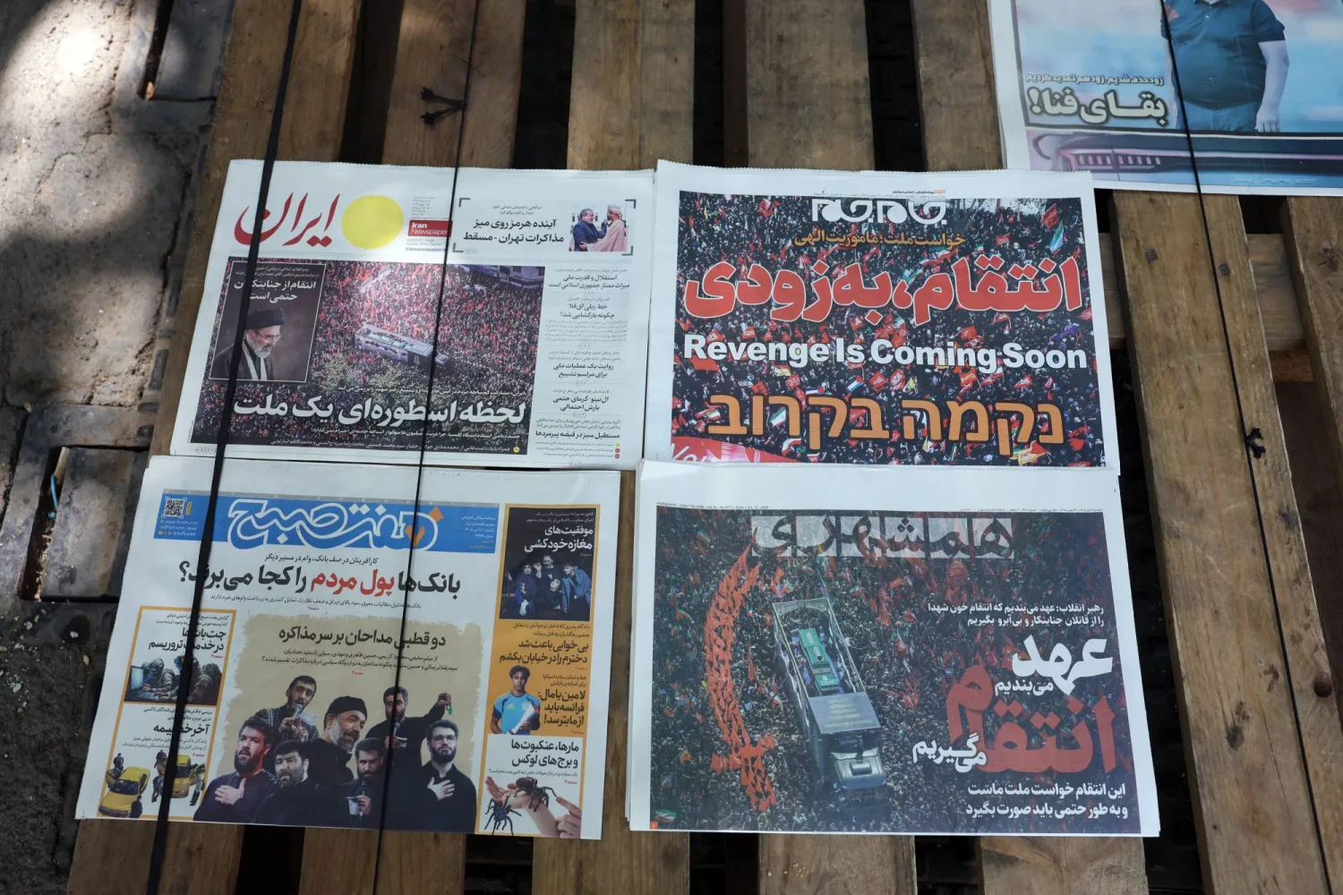 صحف إيرانية معروضة أمام كشك في طهران تحمل عناوين عن «الثأر» لمقتل علي خامنئي، غداة بيان للمرشد الجديد مجتبى خامنئي تعهد فيه بالانتقام لمقتل والده (إ.ب.أ)