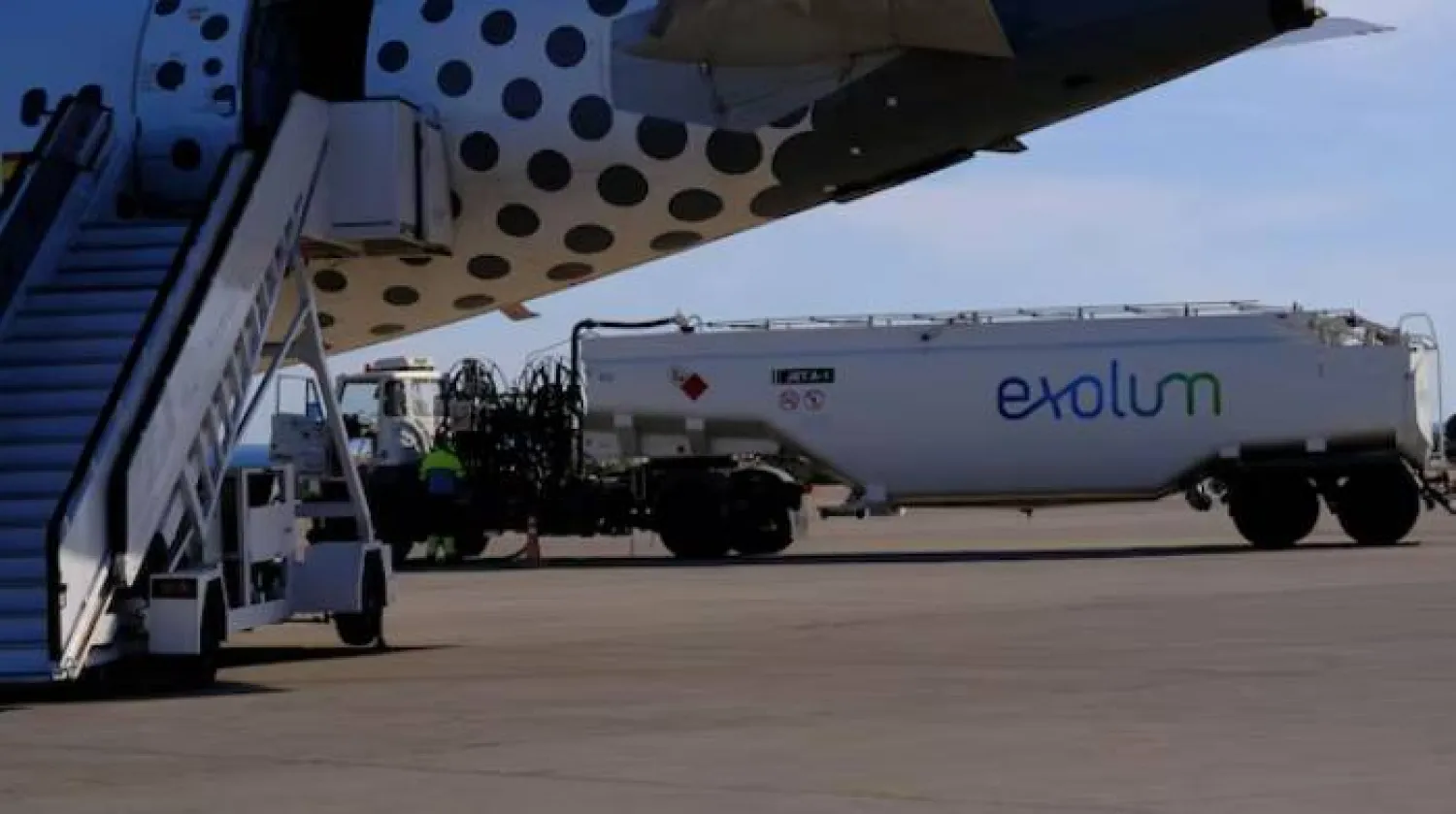 An Exolum refueling tanker fills an airplane at Almeria airport in Spain, April 19, 2026. REUTERS/Nacho Doce/File Photo