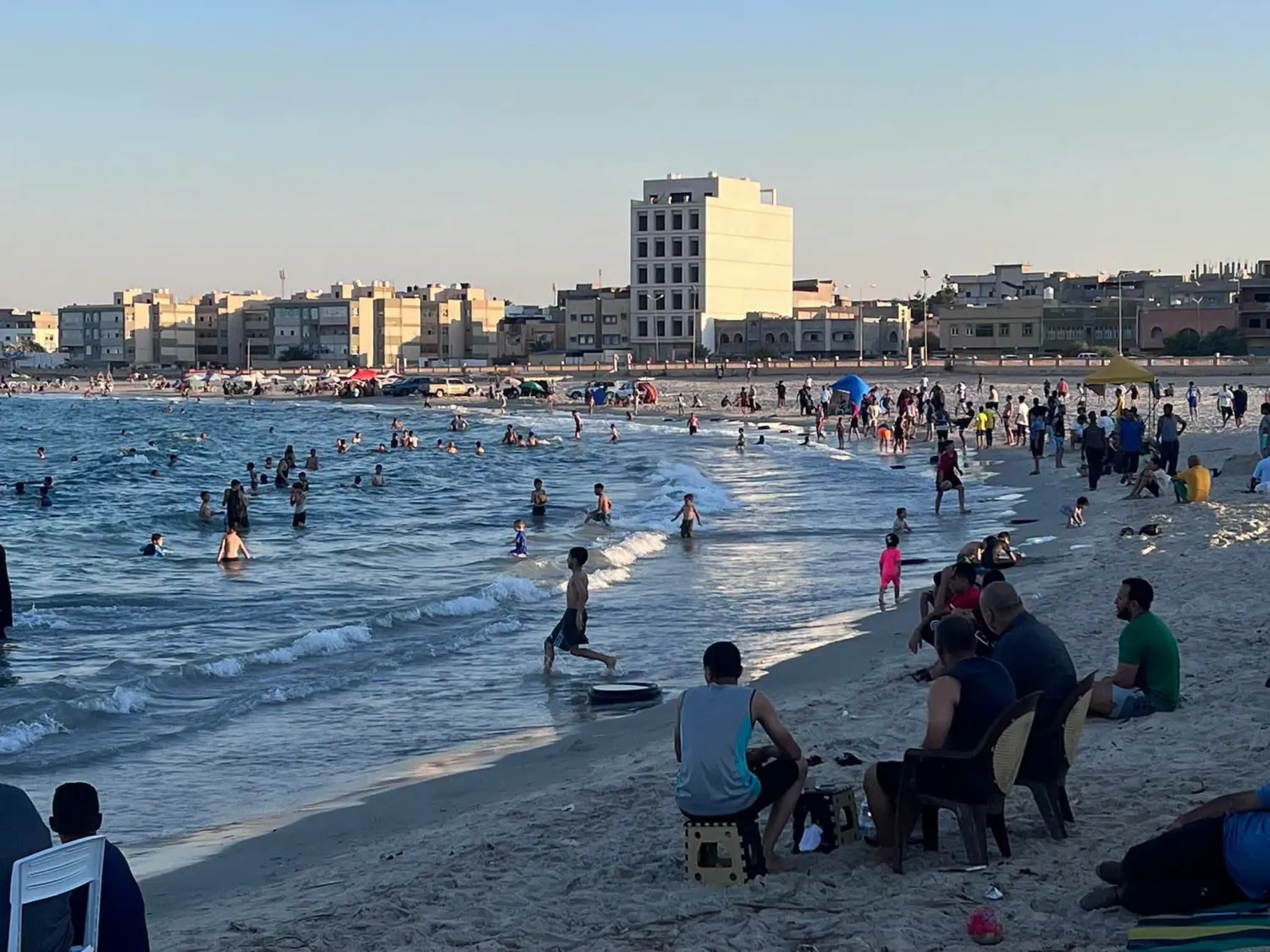 مصطافون ليبيون بشاطئ «السبيدجا» بمدينة الخمس الليبية (قسم الإنقاذ البحري بالمنطقة الوسطى)