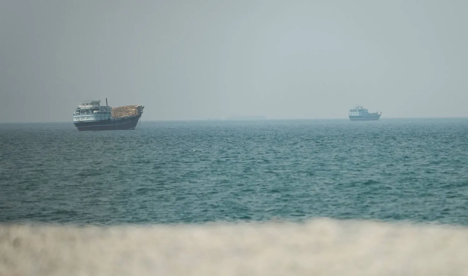 سفن في مضيق هرمز، كما تظهر من مسندم، عمان (رويترز)