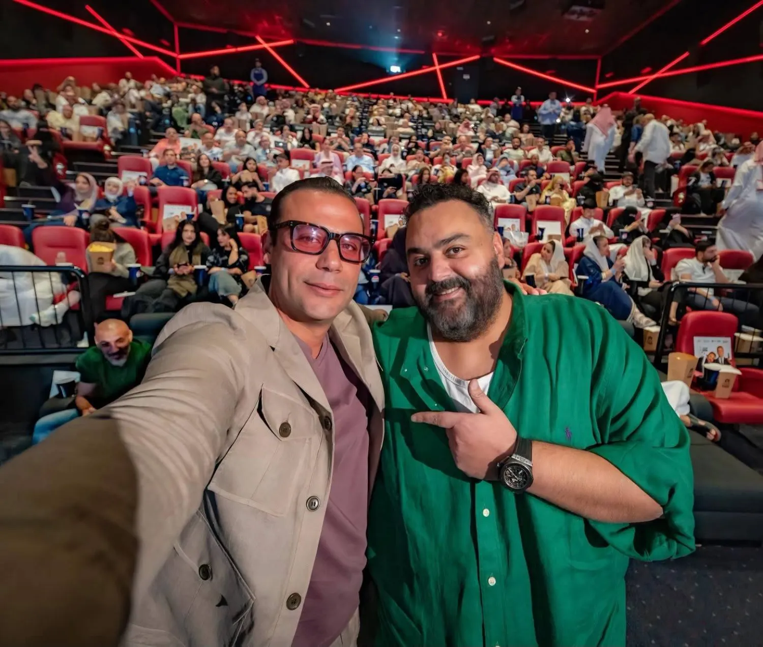 محمد إمام وشيكو خلال حضور عرض فيلم «صقر وكناريا» (حساب شيكو على فيسبوك)