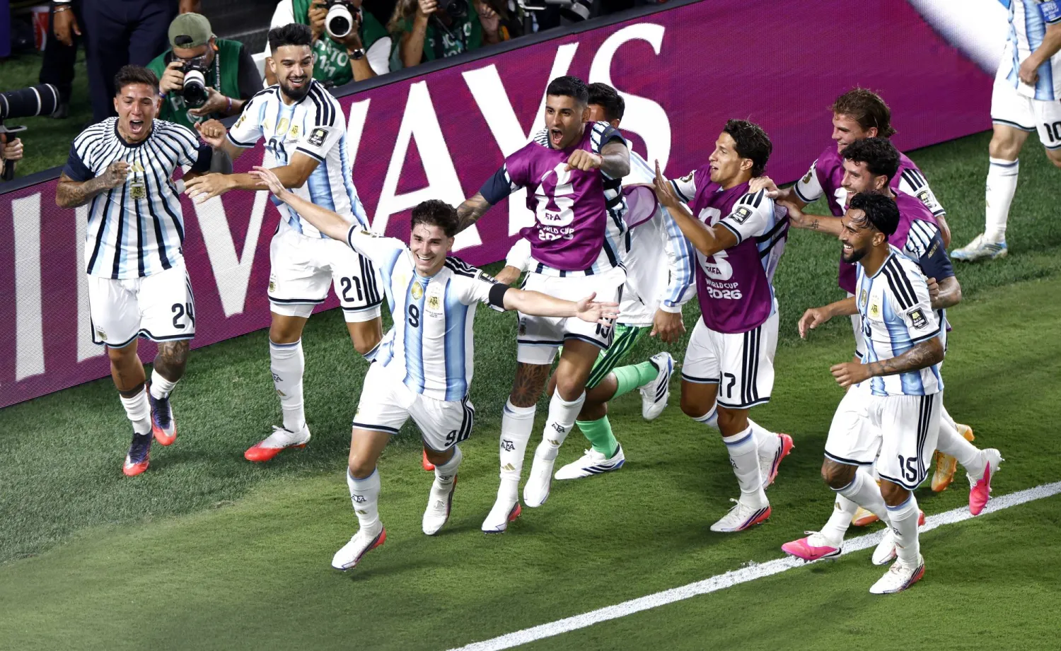 منتخب الأرجنتين يواصل مشواره في المونديال (إ.ب.أ)