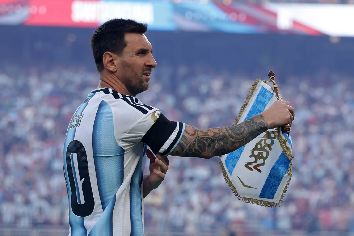 Lionel Messi of Argentina holds an Argentinian football pennant ahead of the FIFA World Cup 2026 quarterfinals match Argentina vs Switzerland, in Kansas City, Missouri, USA, 11 July 2026.  EPA/CHRISTOPHER NEUNDORF