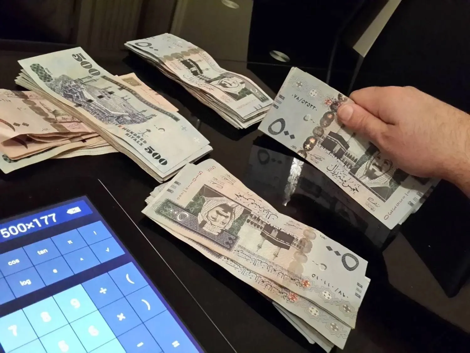 Saudi banknotes in 500-riyal and 100-riyal denominations (Reuters) 