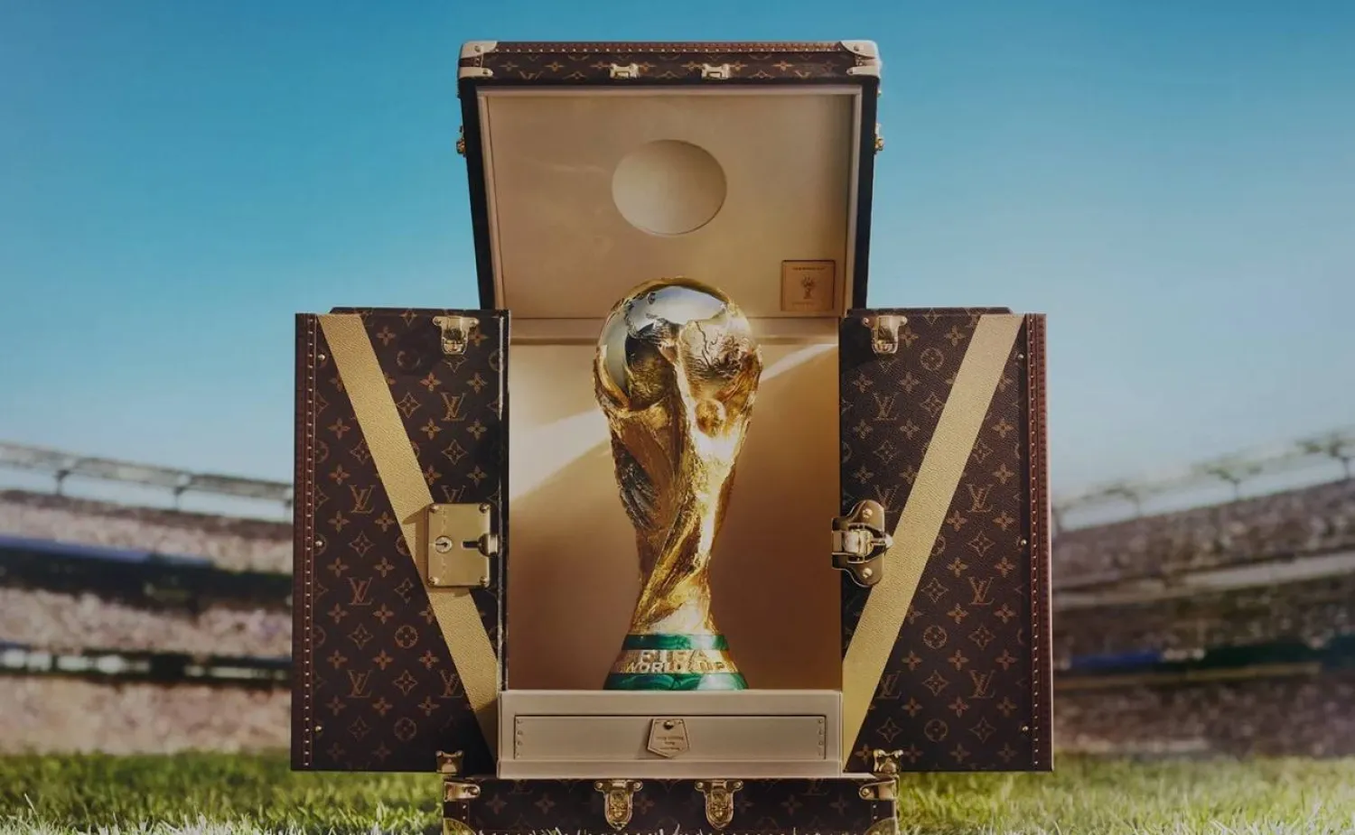 يواصل صندوق الكأس من لويس فيتون حمل هذا الإرث ليرافق تلك اللحظة الأيقونية (فيفا)
