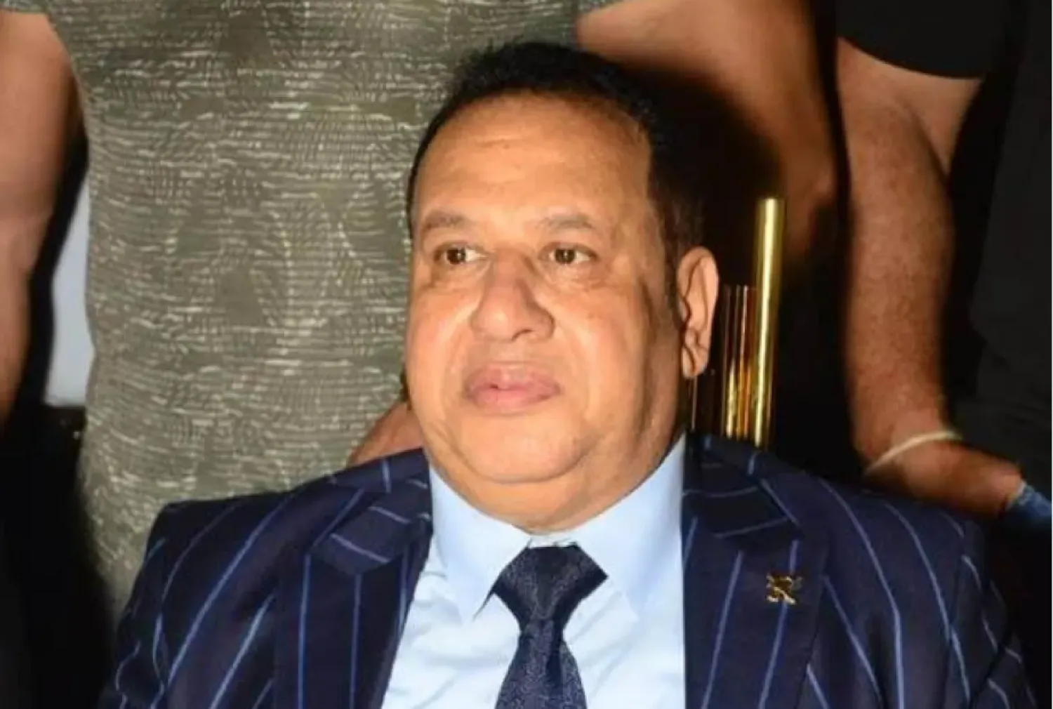 صبري نخنوخ وخلفه حراس شخصيون (صفحته على فيسبوك)